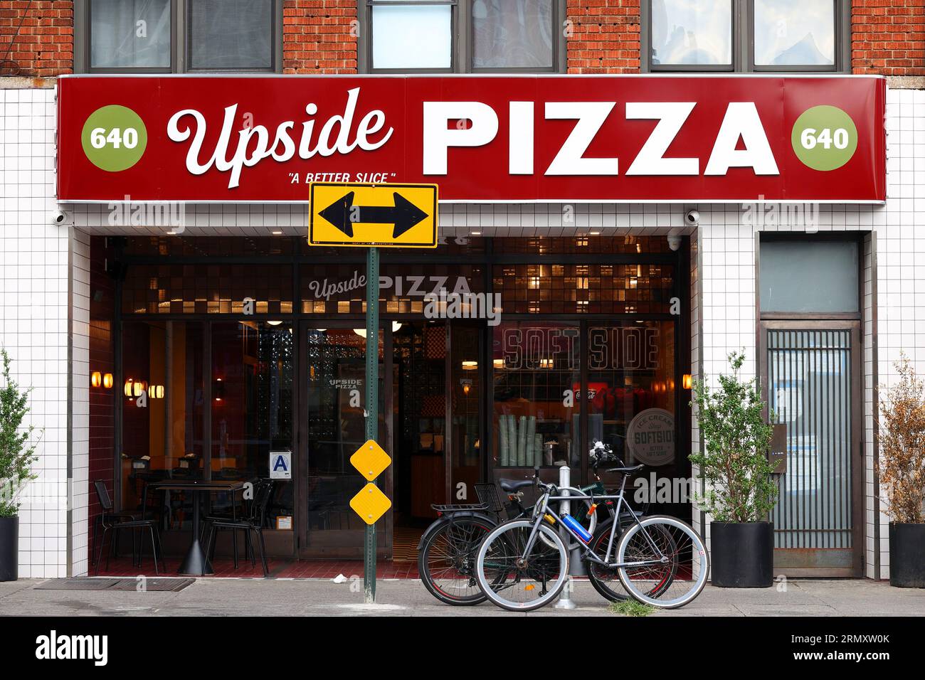 Upside Pizza, 640 Manhattan Ave, Brooklyn, New York, New York, New York, New York, Foto eines Pizzeria-Shops im Greenpoint-Viertel. Stockfoto