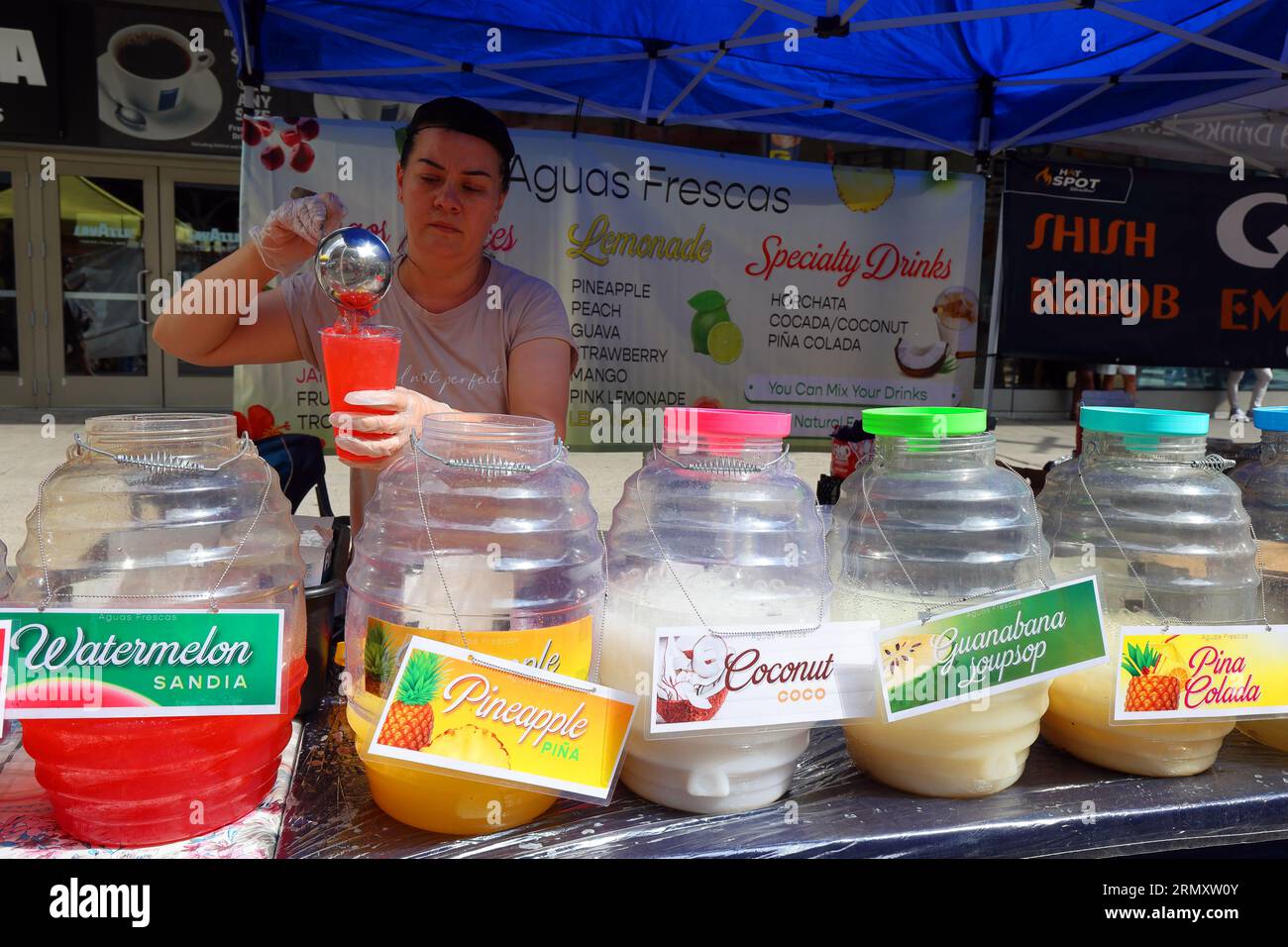 Lebensmittelhändler, der Aguas Frescas Tropical Juice Drinks auf einer Food Festival Street Fair am Broadway in New York City, 26. August 2023, verkauft. Stockfoto