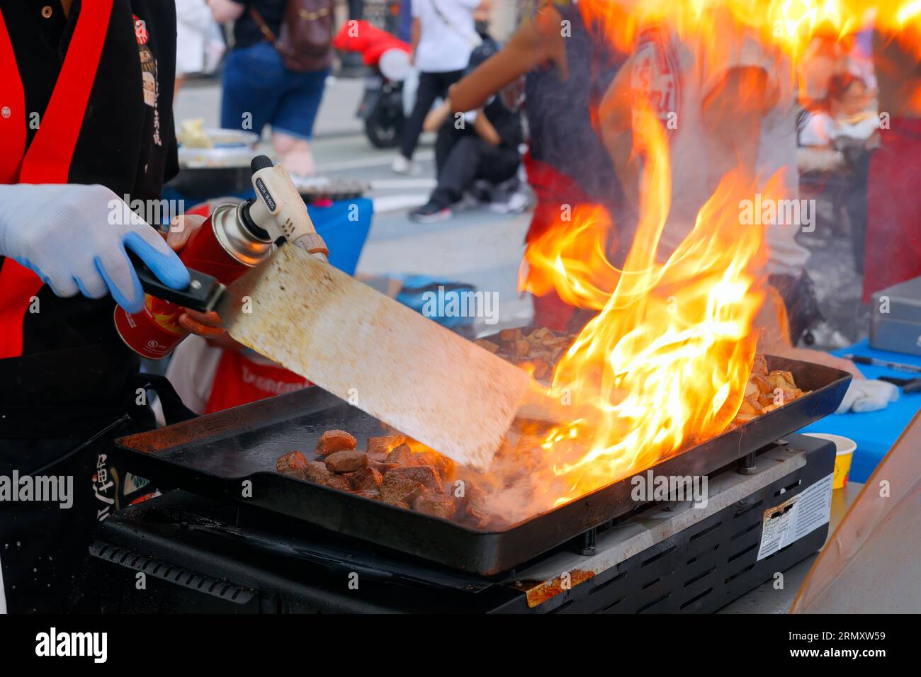 Ein Küchenchef bereitet Fire Beef Teppanyaki 鉄板焼きat Japan Fes Food Festival Street fair auf der 4th Ave, New York City, 27. August 2023. Stockfoto