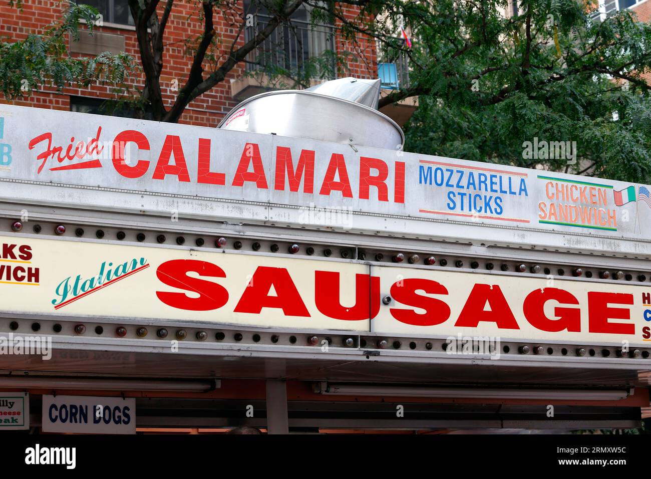 Beschilderung für gebratene Calamari und italienische Wurst in einem italienisch-amerikanischen Imbisswagen auf einer Food Festival Street Fair in New York City. Stockfoto