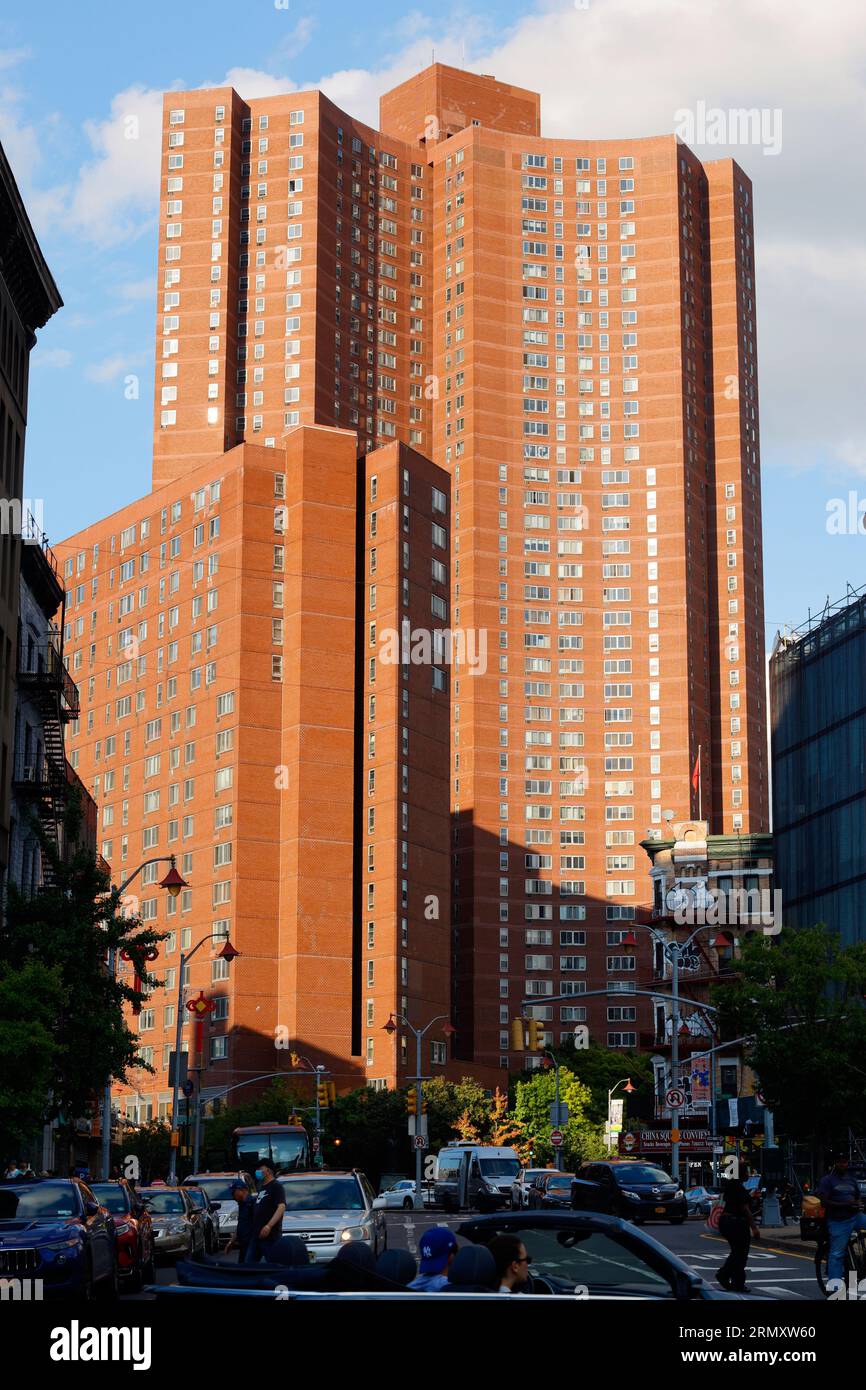 Confucius Plaza 孔子大廈, ein Wohnhaus der Mitchell-Lama Co-op in Manhattan Chinatown, New York City. Stockfoto