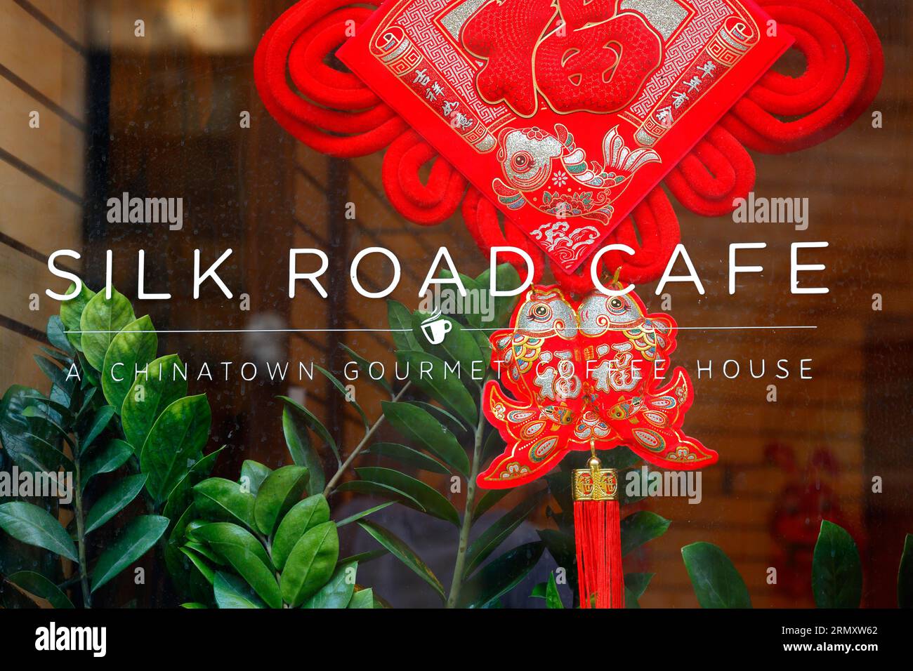 Fensterschild für Silk Road Cafe, ein Café in der 30 Mott St in Manhattan Chinatown, New York City. Stockfoto