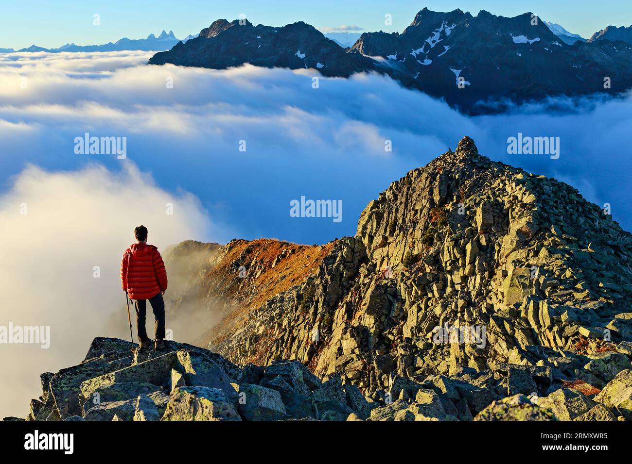 FRANKREICH. SAVOIE (73). BELLEDONNE-MASSIV: NEBEL UNTER DER POINTE DE ROGNIER (2341M) Stockfoto