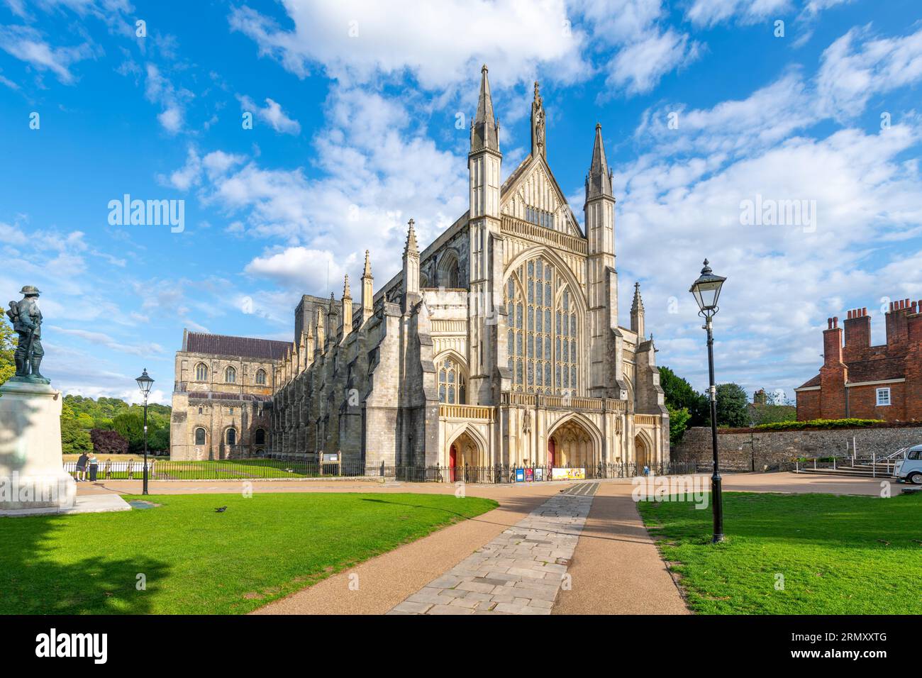 Die mittelalterliche Kathedrale der Heiligen Dreifaltigkeit Saint Peter Saint Paul und Saint Swithun, bekannt als Winchester Cathedral, in der Stadt Winchester UK Stockfoto