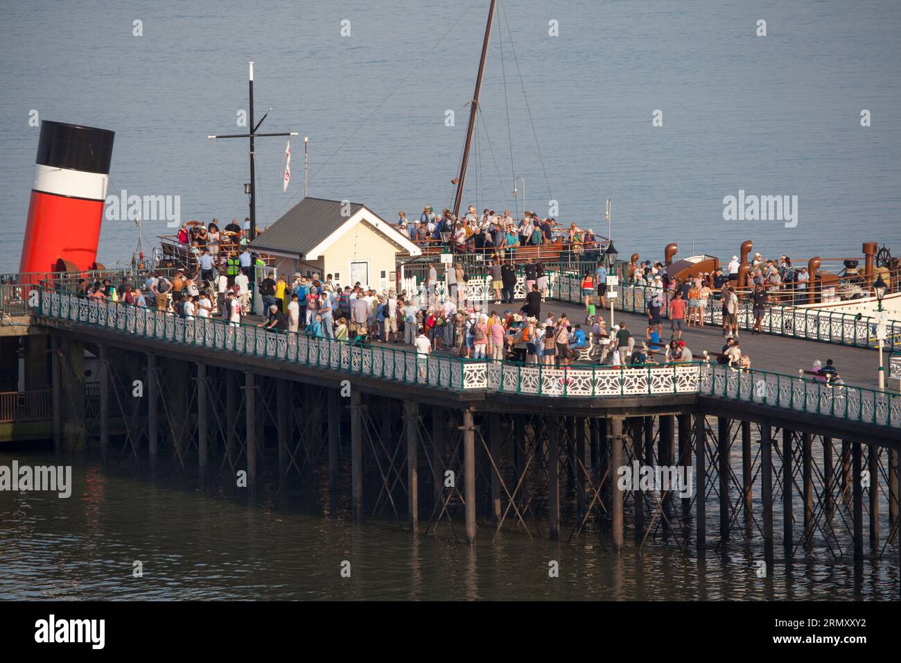 Die Menschenmassen am Ende des Pier in Penarth warten darauf, an Bord des PS Waverley Ship South Wales UK zu gehen Stockfoto