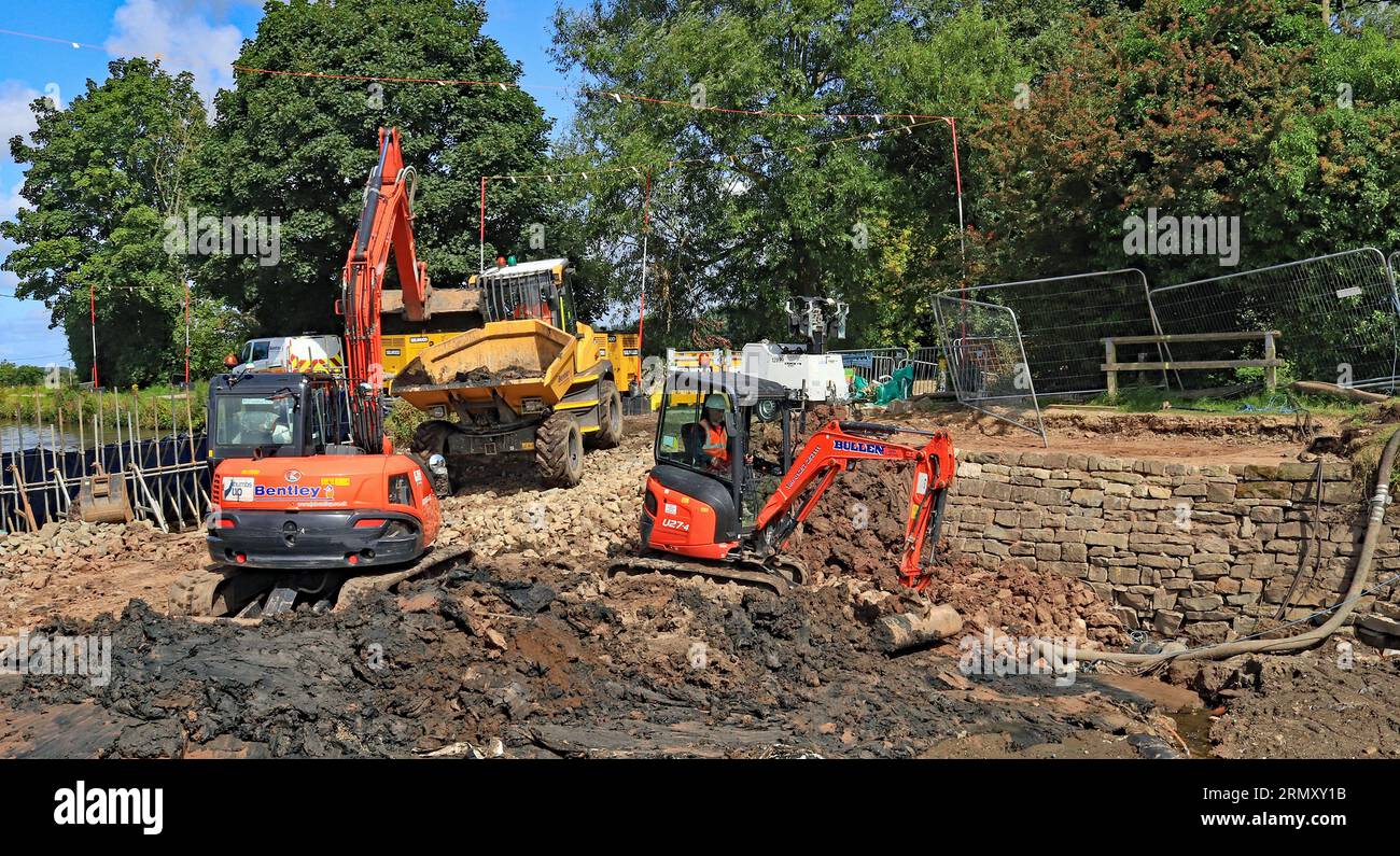 Bagger setzen die Reparatur der beschädigten Waschwand von Leeds und Liverpool zwischen den Brücken 32 und 31 bei Burscough in West Lancashire fort Stockfoto