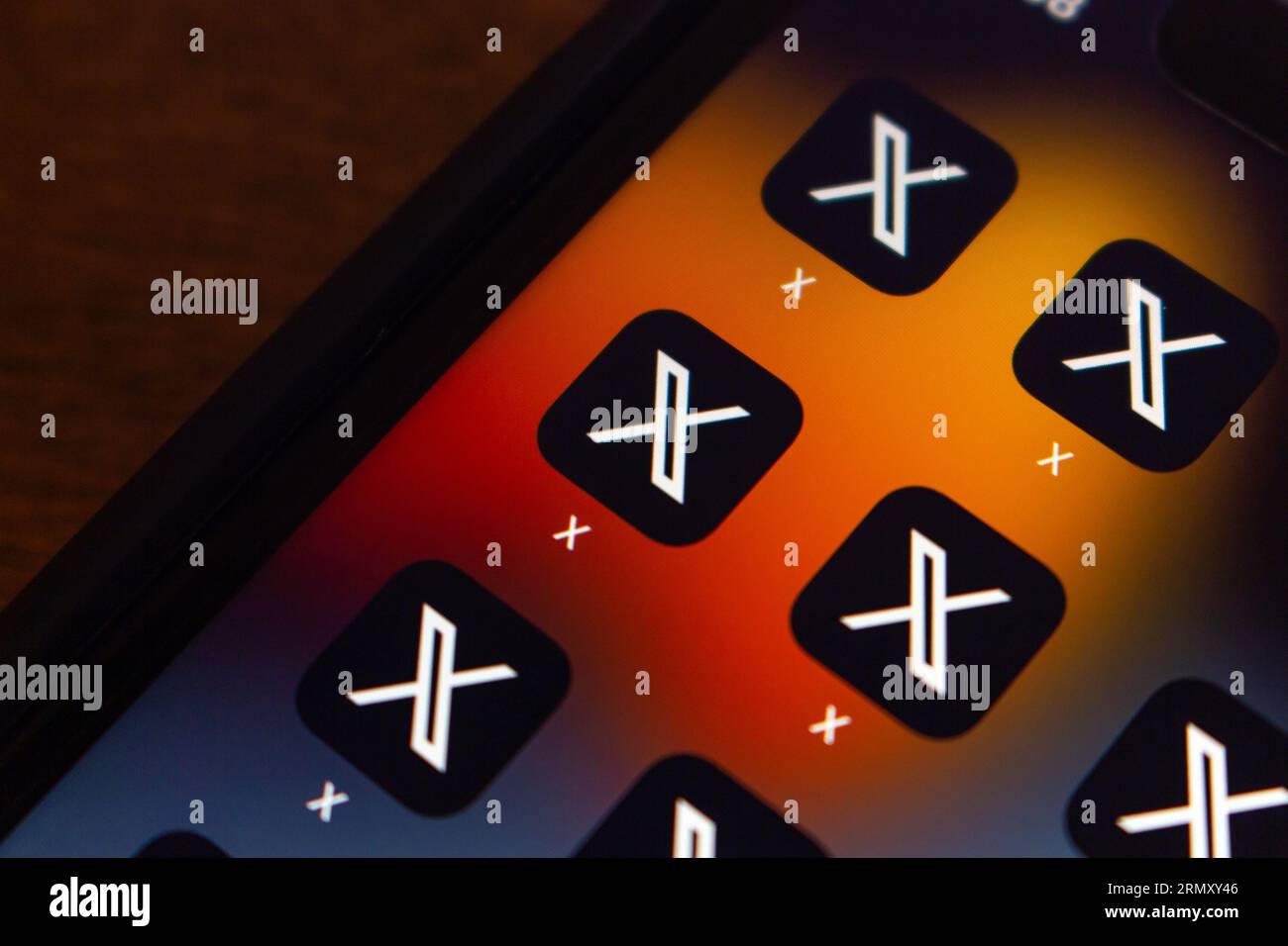 Konzeptionelles Bild von Elon Musks X-App-Symbolen (früher Twitter) auf einem iPhone-Bildschirm. Viele X-Symbole sind im Bild zu sehen. Stockfoto