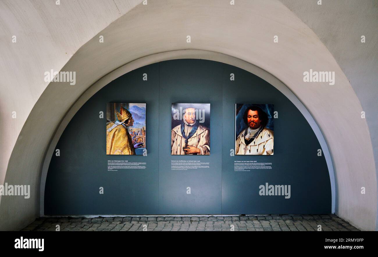 Fotoausstellung berühmter Bewohner der denkmalgeschützten Festung Ehrenbreitstein hoch über dem Zusammenfluss von Rhein und Mosel bei Koblenz. Stockfoto