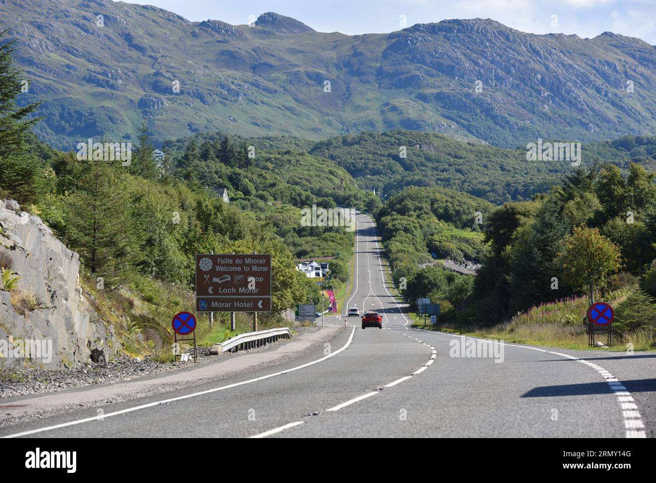 "Die Straße zu den Inseln". Die A830 bei Morar in der Nähe von Mallaig, Schottland. Stockfoto