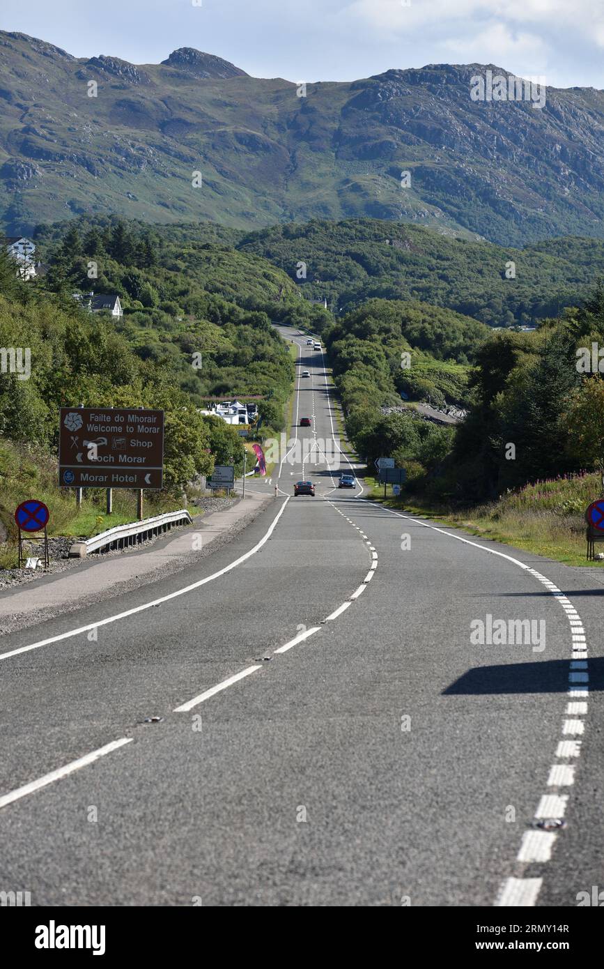 "Die Straße zu den Inseln". Die A830 bei Morar in der Nähe von Mallaig, Schottland. Stockfoto