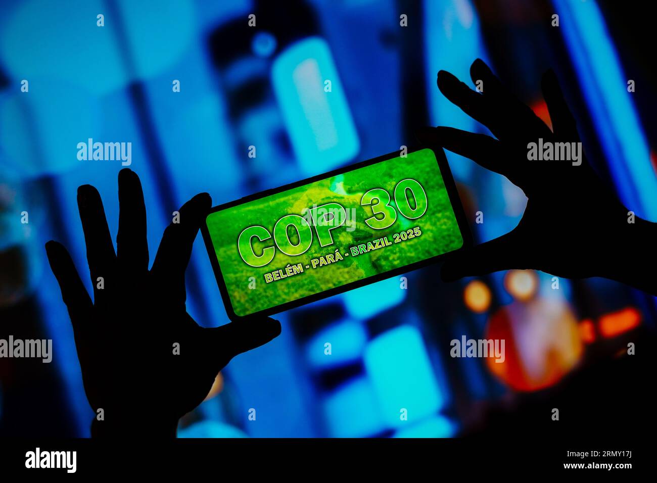 In dieser Abbildung wird das COP30-Logo der UN-Klimakonferenz 2025 auf einem Smartphone-Bildschirm angezeigt. Stockfoto
