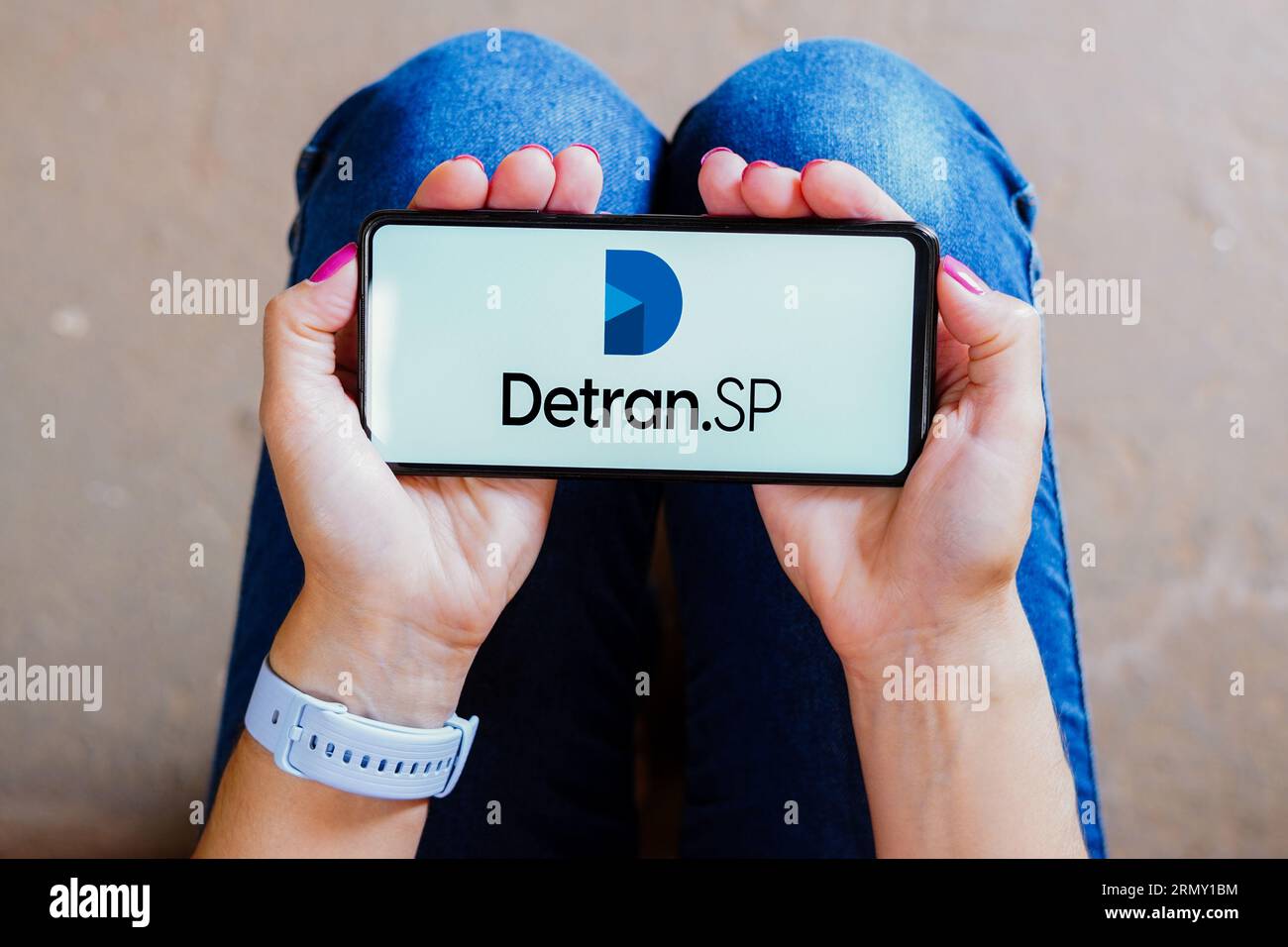 In dieser Abbildung wird das Detran SP-Logo auf einem Smartphone-Bildschirm angezeigt. Stockfoto