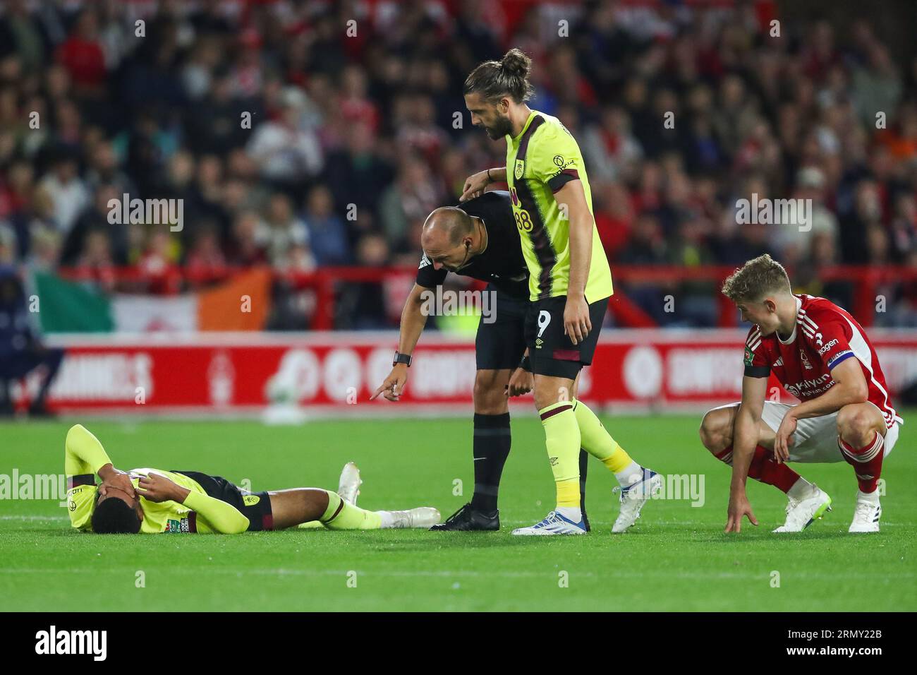 Schiedsrichter Robert Madley überprüft Aaron Ramsey #21 von Burnley und Ryan Yates #22 von Nottingham Forest nach einem Kopfzerbrechen während des Carabao Cup-Spiels Nottingham Forest vs Burnley in City Ground, Nottingham, Großbritannien, 30. August 2023 (Foto: Gareth Evans/News Images) Stockfoto