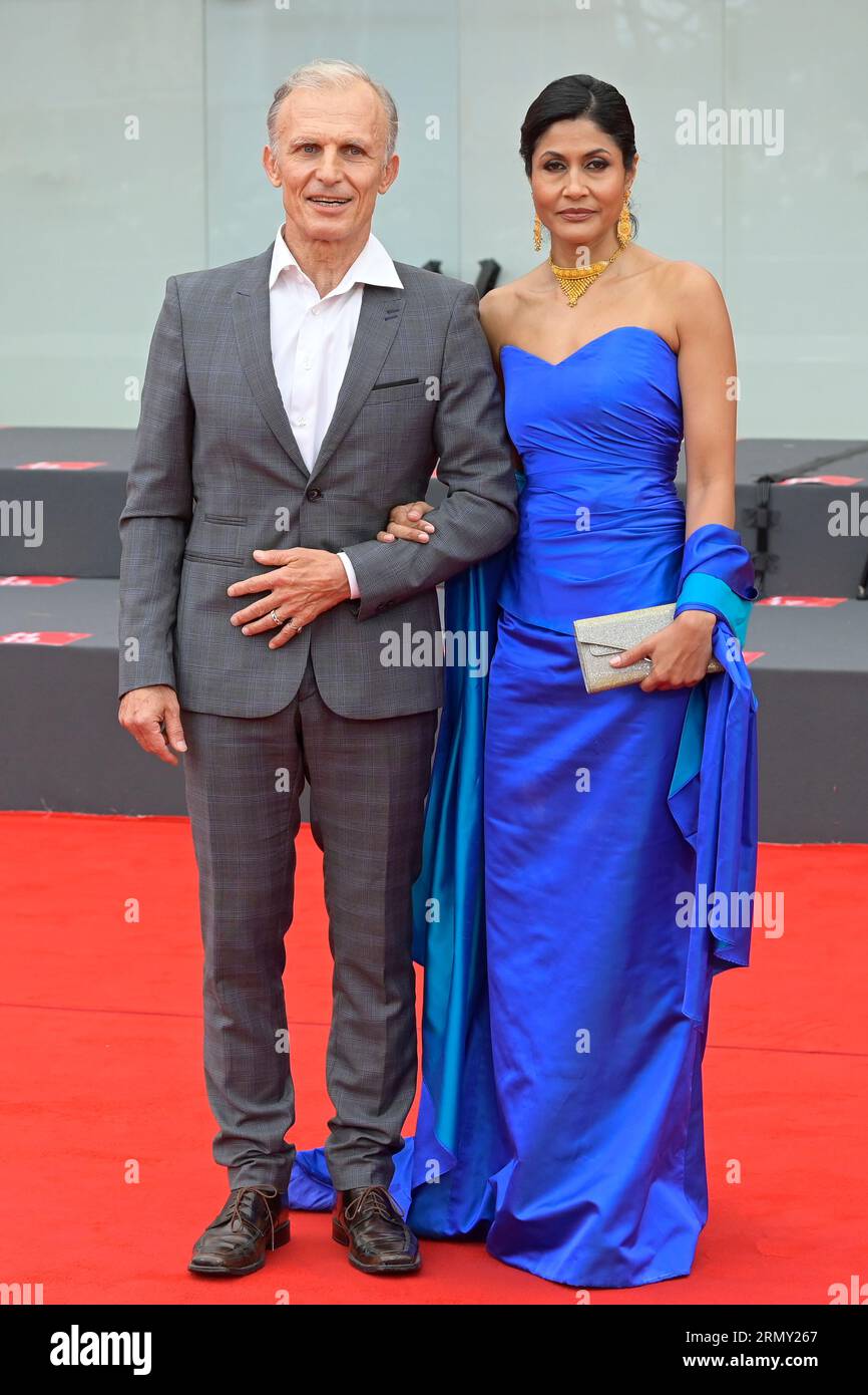 Venedig Lido, Italien. 30. August 2023. Richard Sammel (l) und Natalie Brown (r) besuchen den roten Teppich des Films L’ordine del Tempo beim Filmfestival von Venedig 80 im Palazoo del Cinema. (Foto: Mario Cartelli/SOPA Images/SIPA USA) Credit: SIPA USA/Alamy Live News Stockfoto