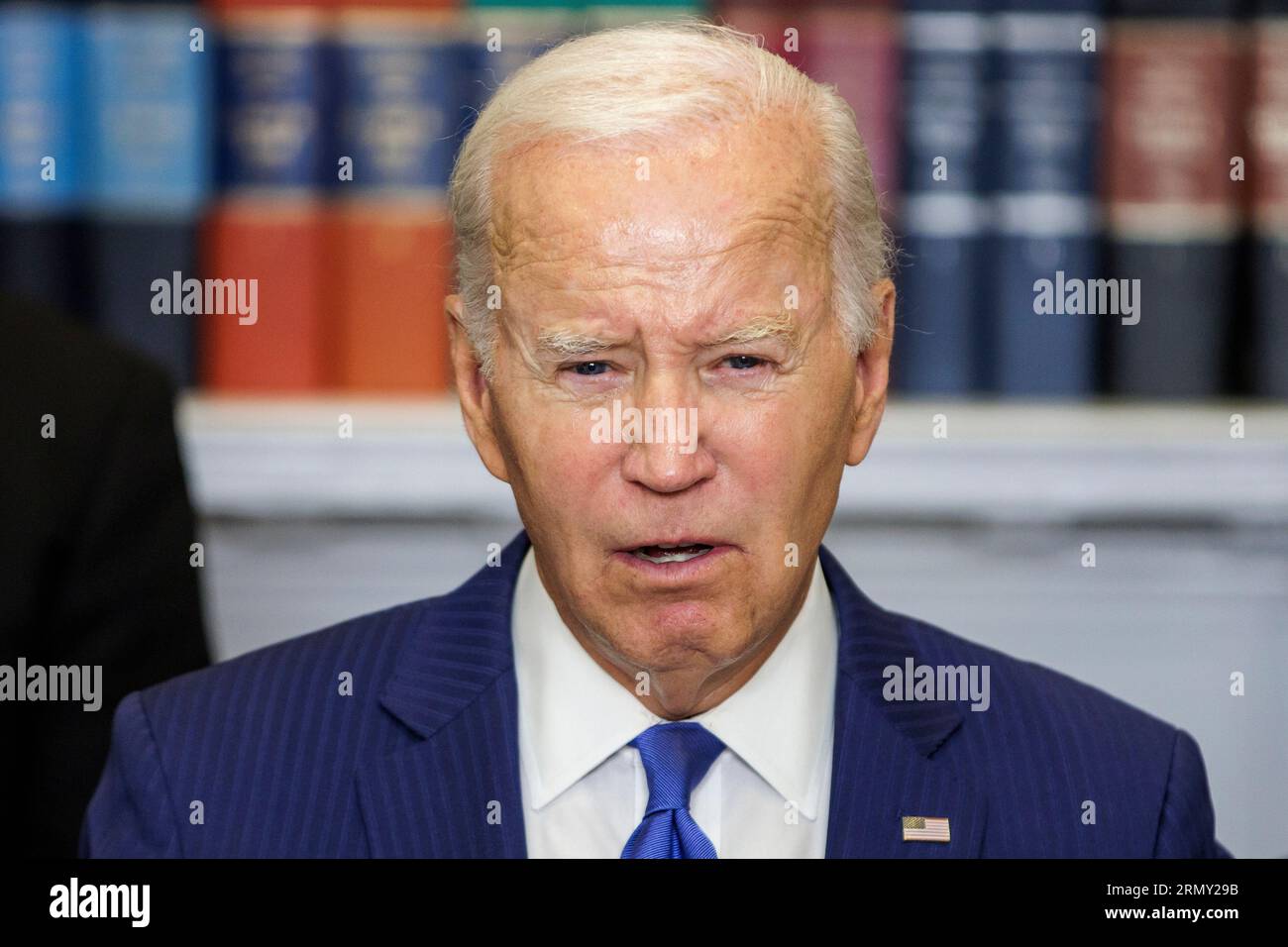 Washington, Usa. 30. August 2023. Präsident Joe Biden äußert sich am Mittwoch, den 29. August 2023, im Roosevelt Room im Weißen Haus in Washington. Präsident Biden wendet sich an die Bundesregierung, die auf die jüngsten Waldbrände in Maui, Hawaii, und den Hurrikan Idalia reagiert, nachdem er in Florida landete. Foto von Samuel Corum/UPI Credit: UPI/Alamy Live News Stockfoto