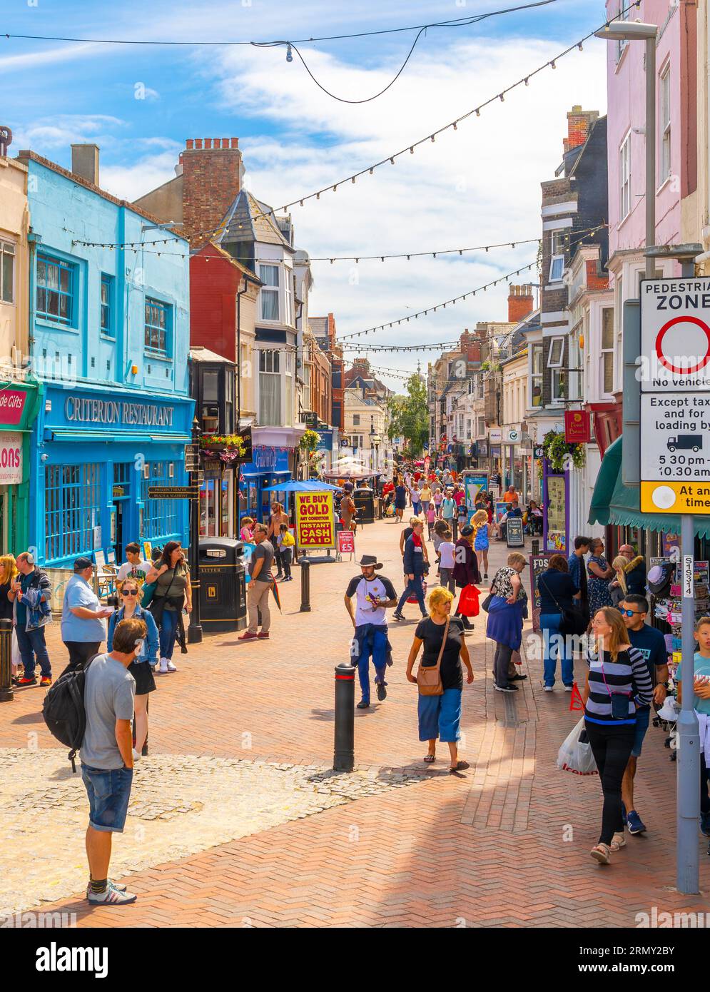 Geschäftiger Tag auf der Fußgängerzone St Mary Street im touristischen Stadtzentrum voller Geschäfte und Restaurants in der Strandstadt Weymouth, Großbritannien. Stockfoto