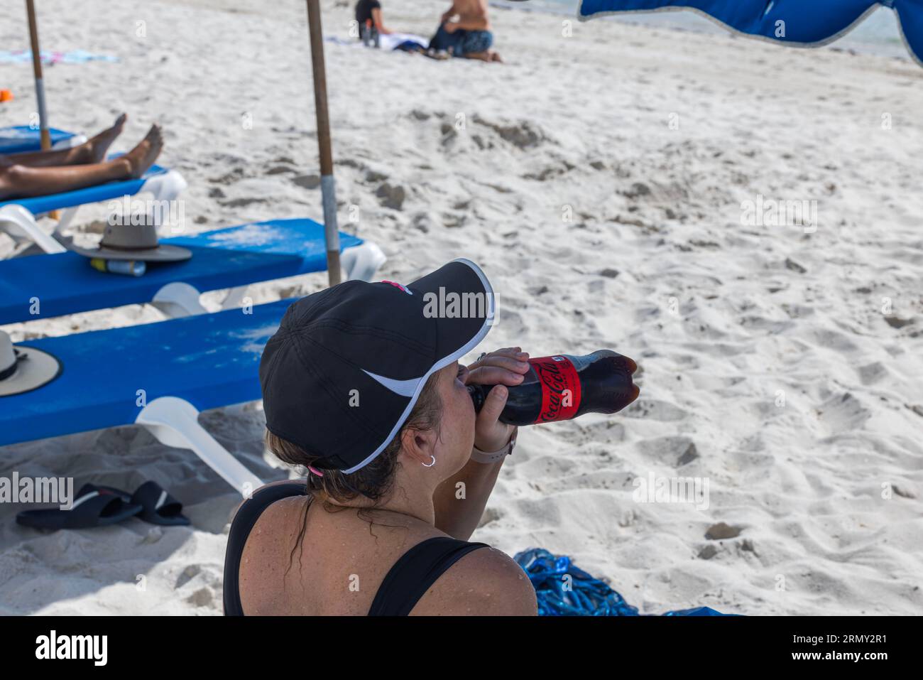 Nahaufnahme einer Frau, die Coca-Cola Zero am Sandstrand trinkt. Miami Beach. Stockfoto