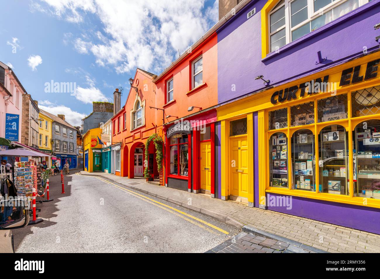 Enge Gassen mit bunten Geschäften und Cafés im historischen Zentrum der kleinen Fischerhafenstadt Kinsale im Cork County Irland. Stockfoto