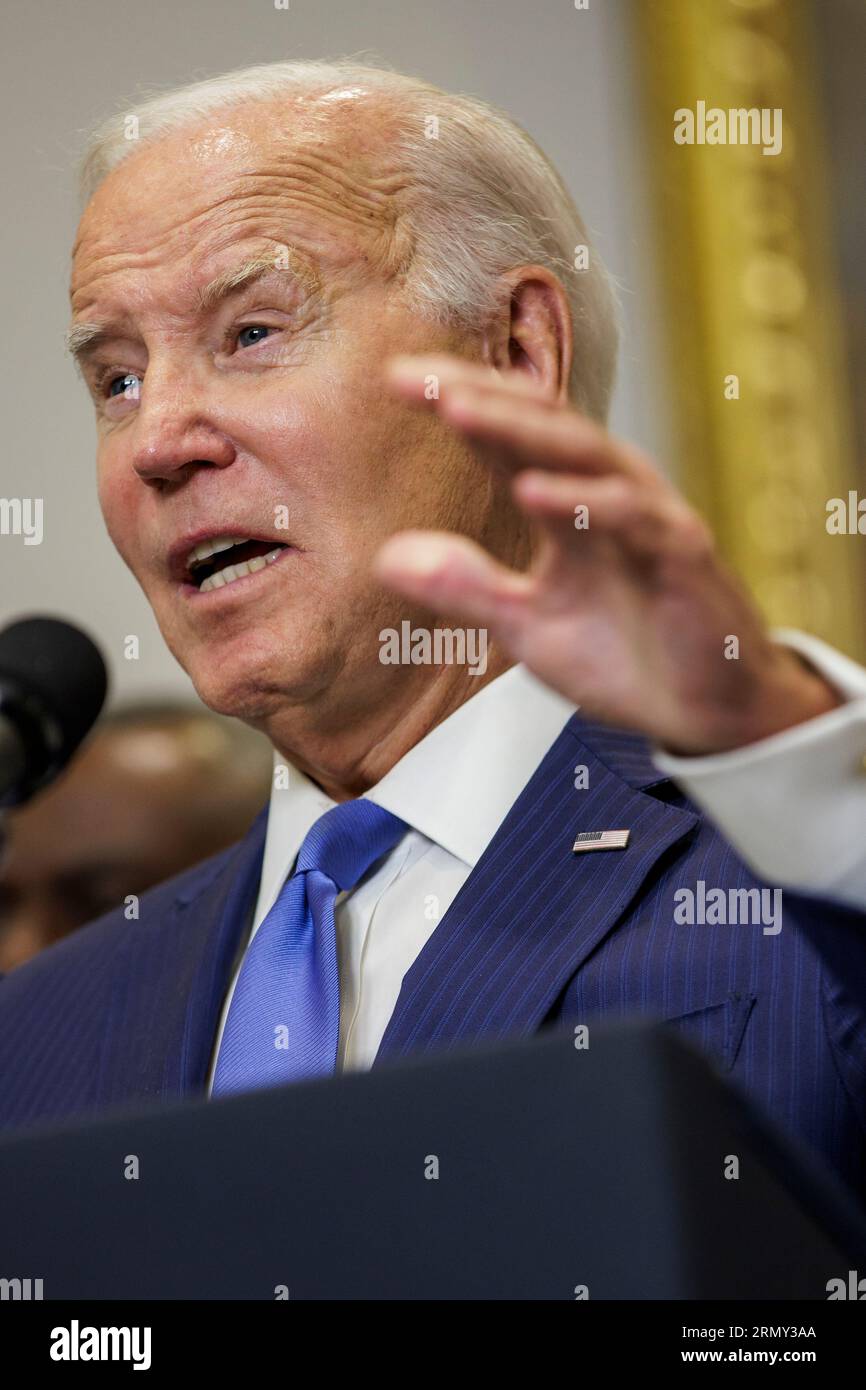 Washington, Usa. 30. August 2023. Präsident Joe Biden äußert sich im Roosevelt Room im Weißen Haus am 29. August 2023 in Washington, DC, spricht Präsident Biden die Reaktion der Bundesregierung auf die jüngsten Waldbrände in Maui, Hawaii, und Hurrikan Idalia nach dem Landfall in Florida an.(Foto: Samuel Corum/SIPA USA) Credit: SIPA USA/Alamy Live News Stockfoto