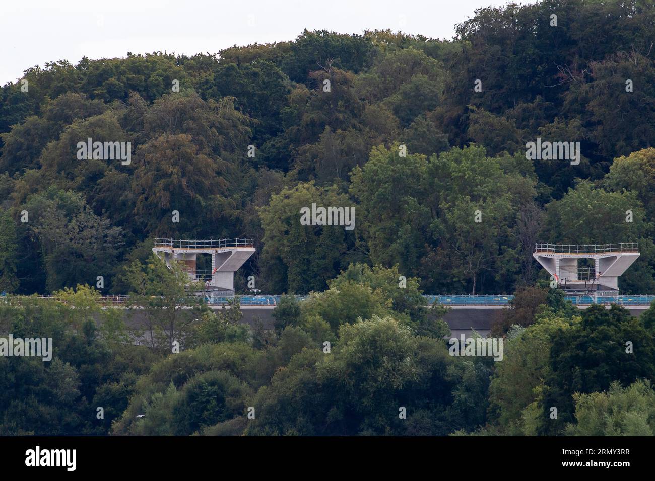 Denham, Buckinghamshire, Vereinigtes Königreich. 30. August 2023. Bau des HS2 High Speed Rail Colne Valley Viaduct in Denham in Buckinghamshire. Das Viadukt erstreckt sich über mehr als zwei Meilen über eine Reihe von Seen und Wasserstraßen zwischen Hillingdon und der M25. Sie ist die längste Eisenbahnbrücke Großbritanniens. Das HS2-Projekt liegt weit über dem Budget und ist im Verzug. Das Gebäude der HS2 Euston Station wurde von der Regierung zwei Jahre lang stillgelegt. Quelle: Maureen McLean/Alamy Live News Stockfoto