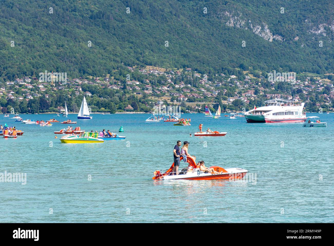 Bootstouren auf dem Lake Annecy (Lac d'Annecy), Annecy, Haute-Savoie, Auvergne-Rhône-Alpes, Frankreich Stockfoto