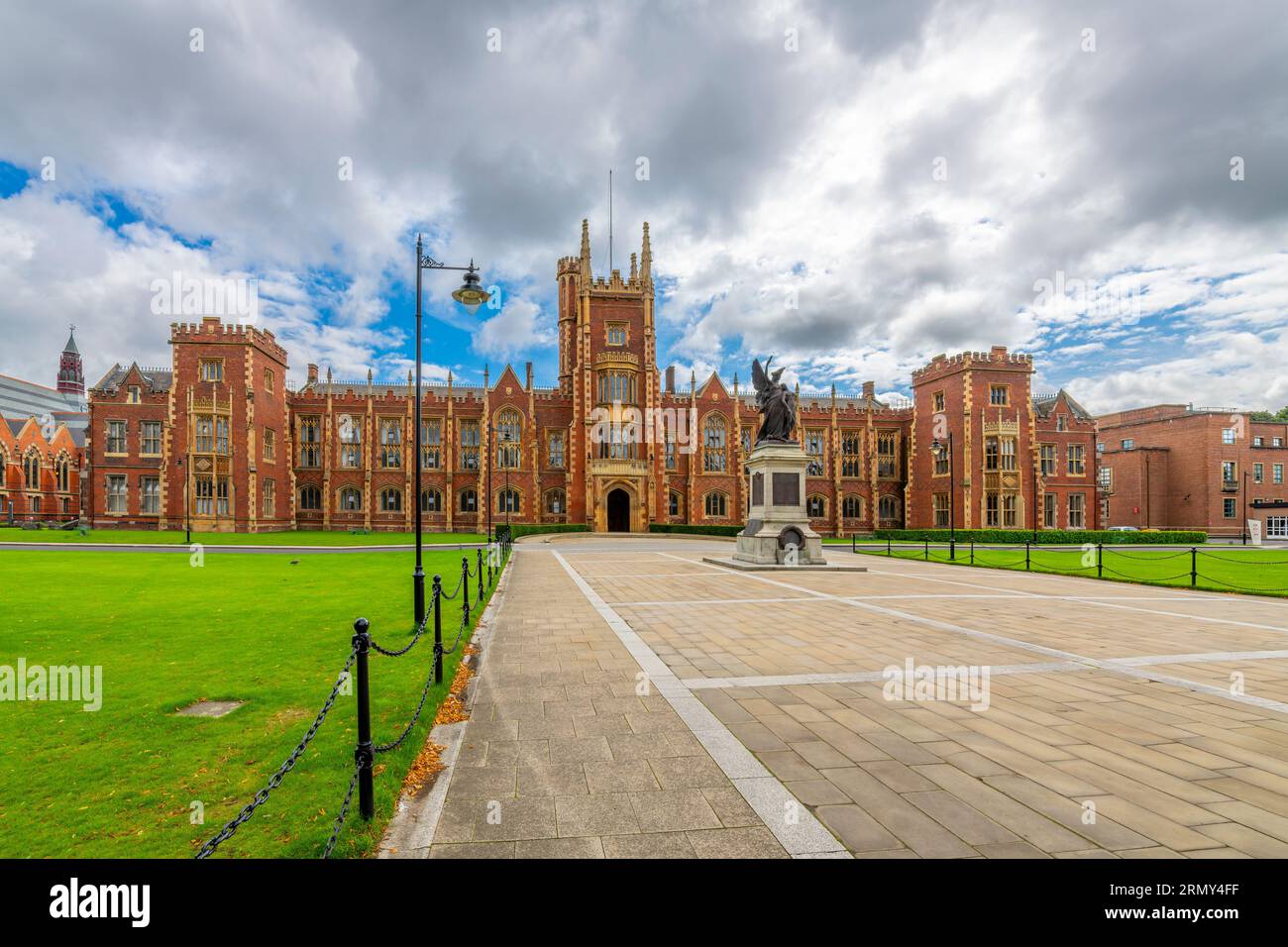 Das Lanyon Building und die war Memorial Statue an der Queen's University of Belfast, allgemein bekannt als Queen's University Belfast. Stockfoto