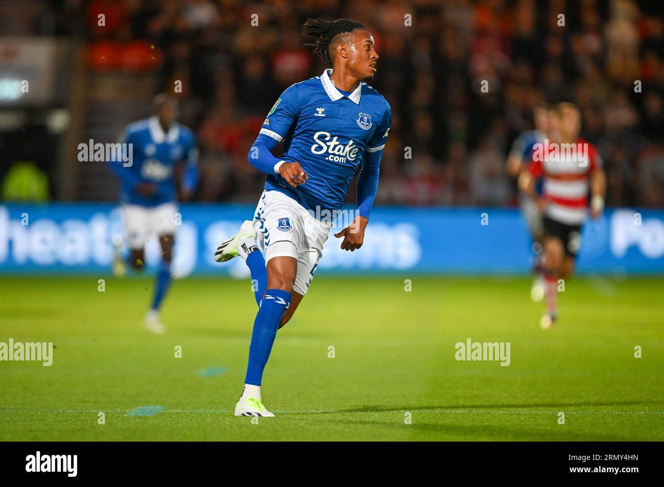 Youssef Chermiti #28 von Everton in Aktion während des Carabao Cup Spiels Doncaster Rovers vs Everton im Eco-Power Stadium, Doncaster, Großbritannien, 30. August 2023 (Foto: Craig Cresswell/News Images) Stockfoto
