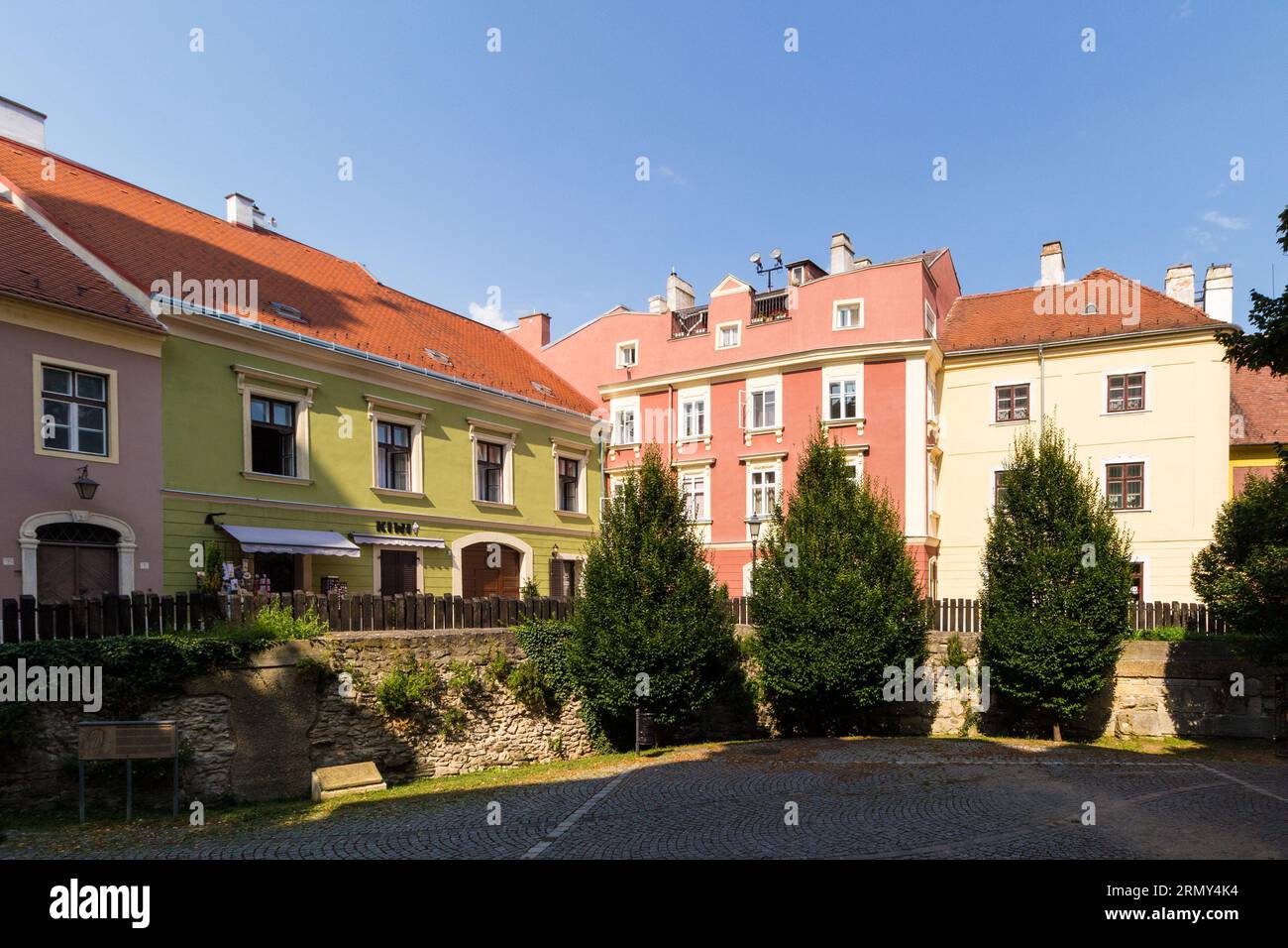 Barockhäuser von Elokapu mit dem ehemaligen Graben und der Stadtmauer, Sopron, Ungarn Stockfoto