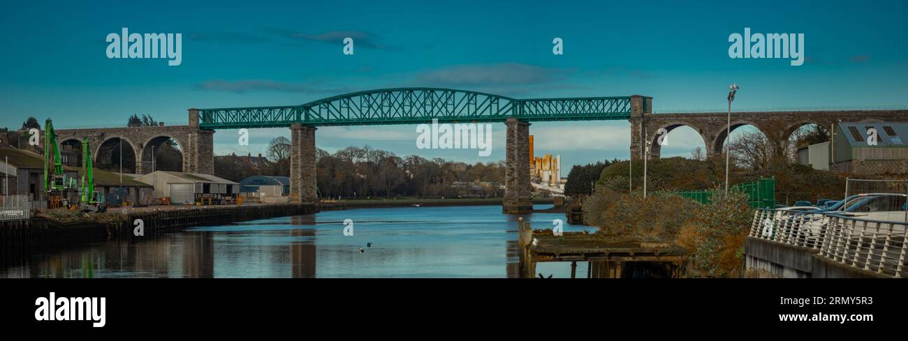 Fantastisches Boyne-Viadukt in drogheda, das sich am frühen Abend über den Fluss Boyne erstreckt. Wunderschöne Puktur eines grünen Metallviadukts und Steinbögen. Stockfoto