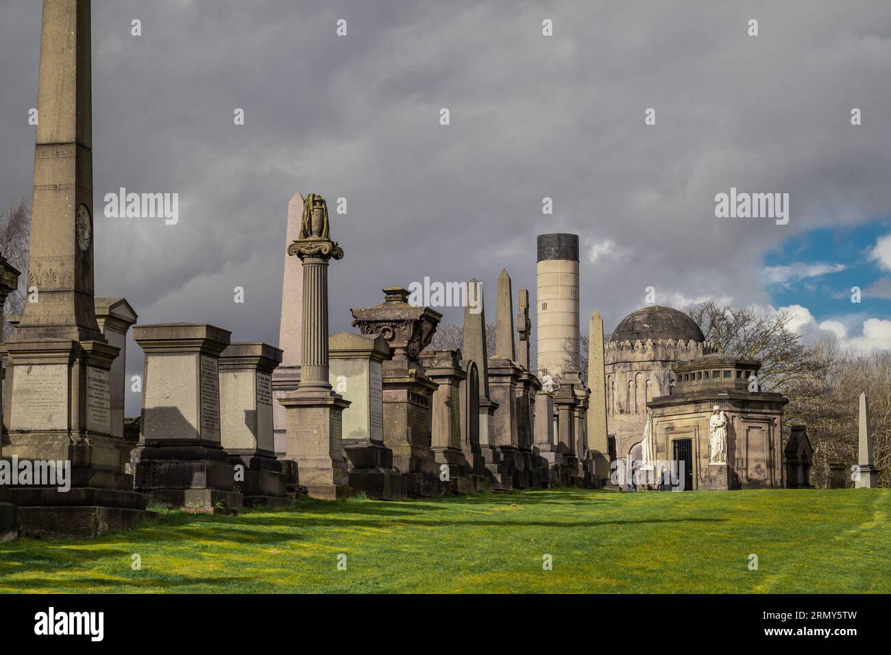 Glasgow Nekropolis an einem bewölkten und sonnigen Tag, großer malerischer Friedhof auf einem Hügel über Glasgow mit vielen prächtigen Grabsteinen Stockfoto