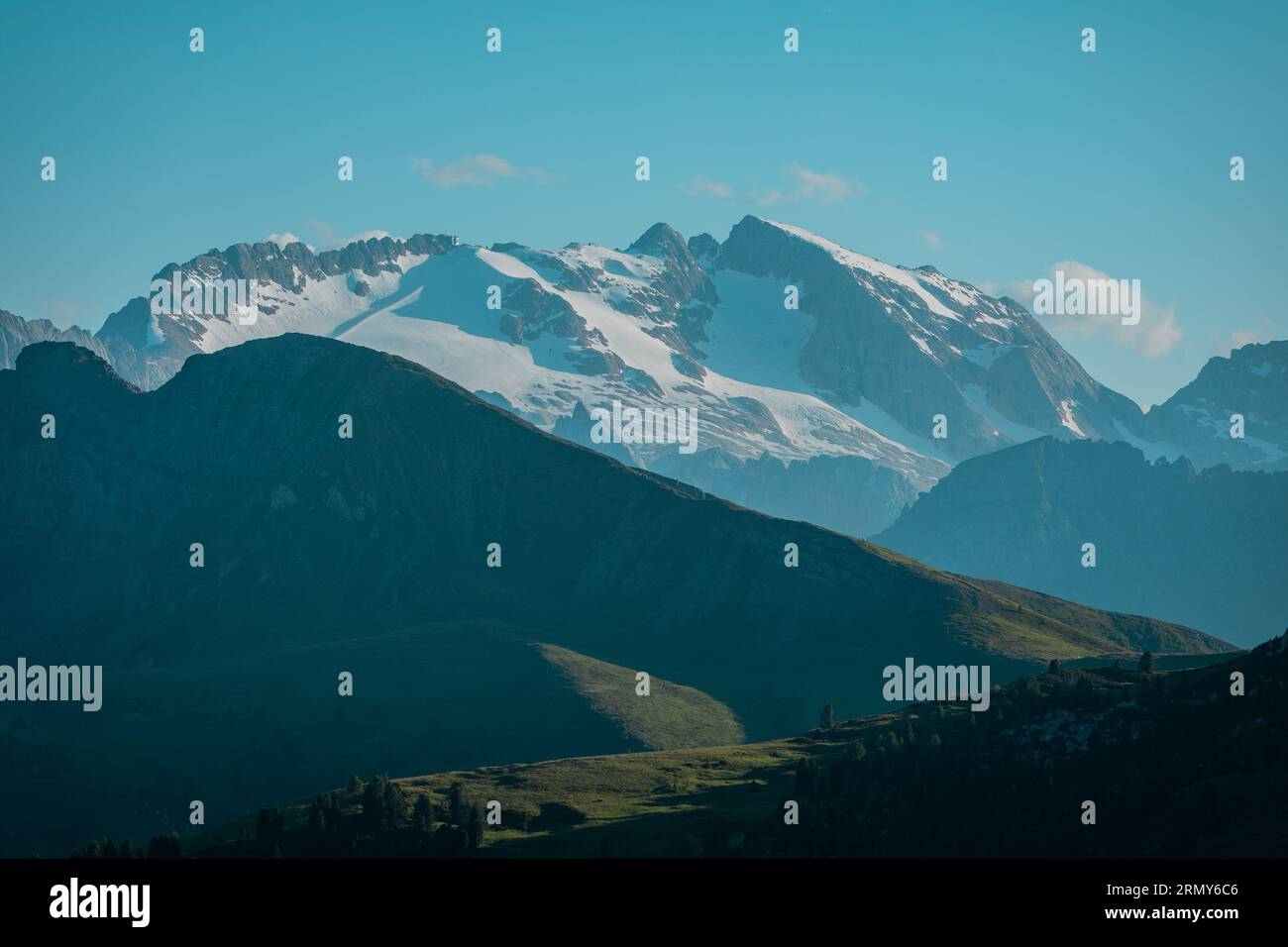 Blick vom berühmten Pass von Valparola in den italienischen dolomiten nach Süden in Richtung der Berge und des berühmten Marmolada-Berges. Stockfoto