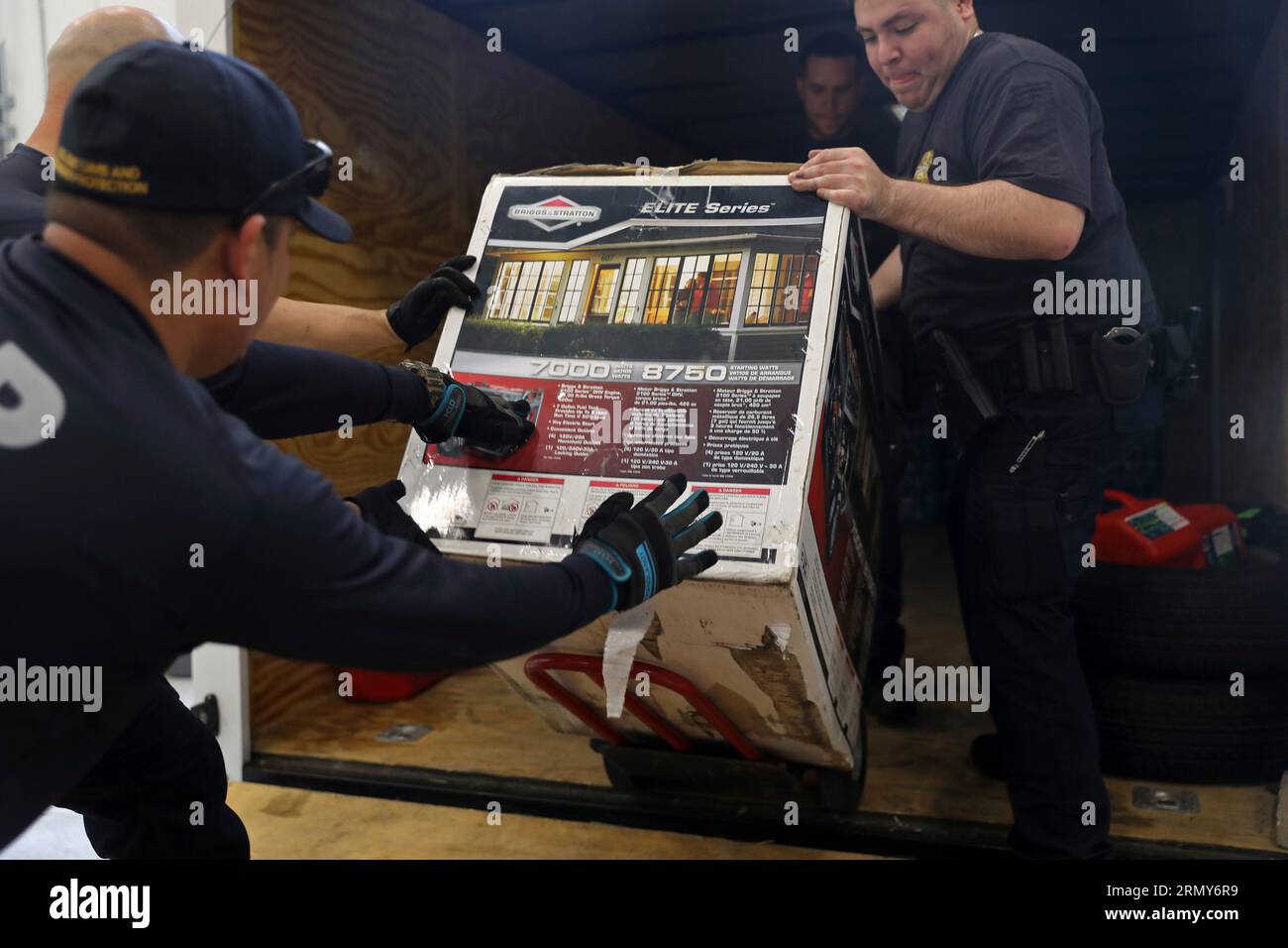 Miami, Usa. 30. August 2023. US-Zoll- und Grenzschutzbeamte entladen Generatoren in Vorbereitung auf die Folgen des Hurrikans Idalia im Emergency Operations Center, 30. August 2023 in Miami, Florida. Quelle: Anthony Guas/CBP Photo/Alamy Live News Stockfoto