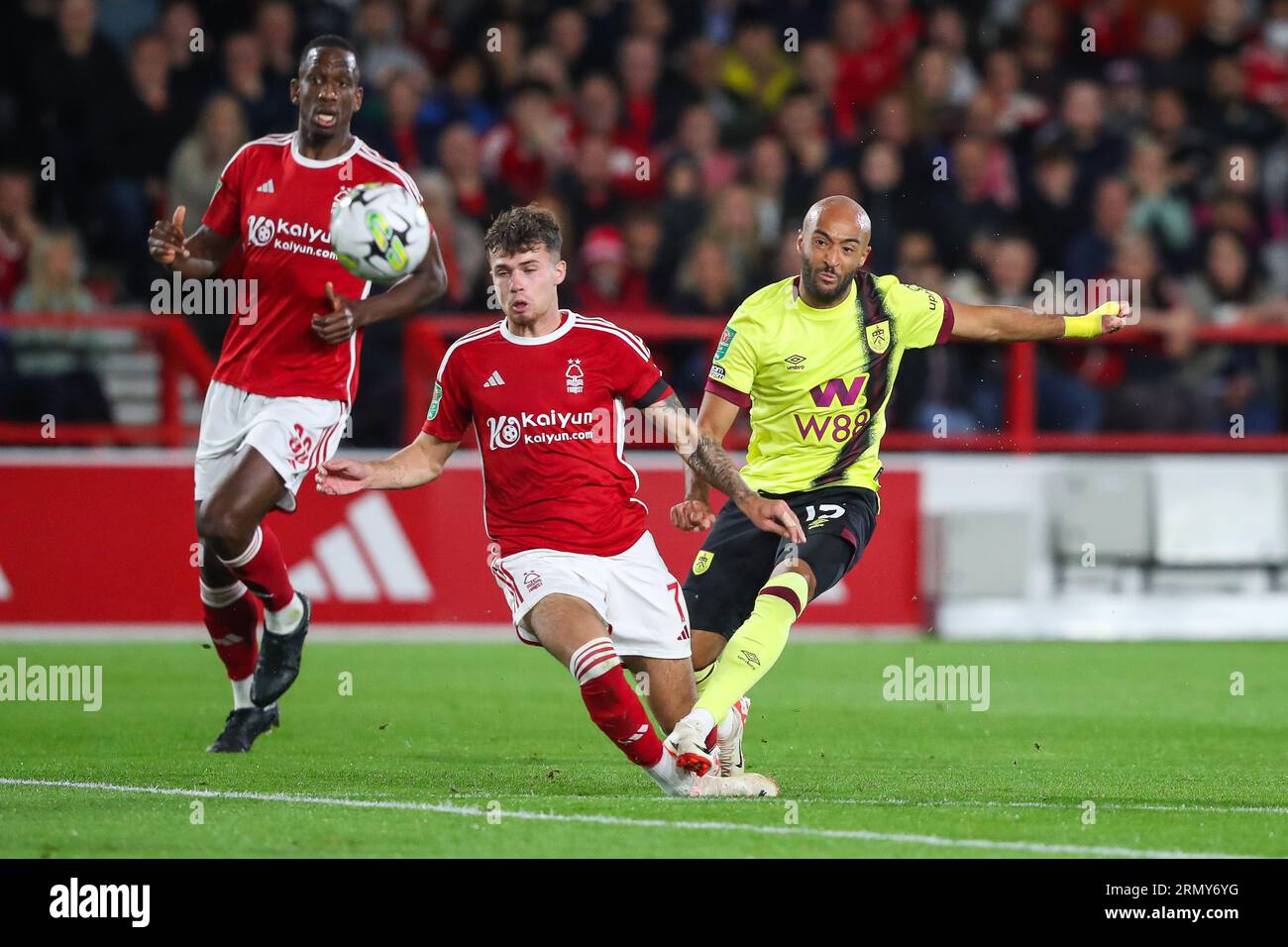 Nathan Redmond #15 von Burnley schießt beim Carabao Cup Match Nottingham Forest vs Burnley im City Ground, Nottingham, Großbritannien, 30. August 2023 (Foto: Gareth Evans/News Images) Stockfoto