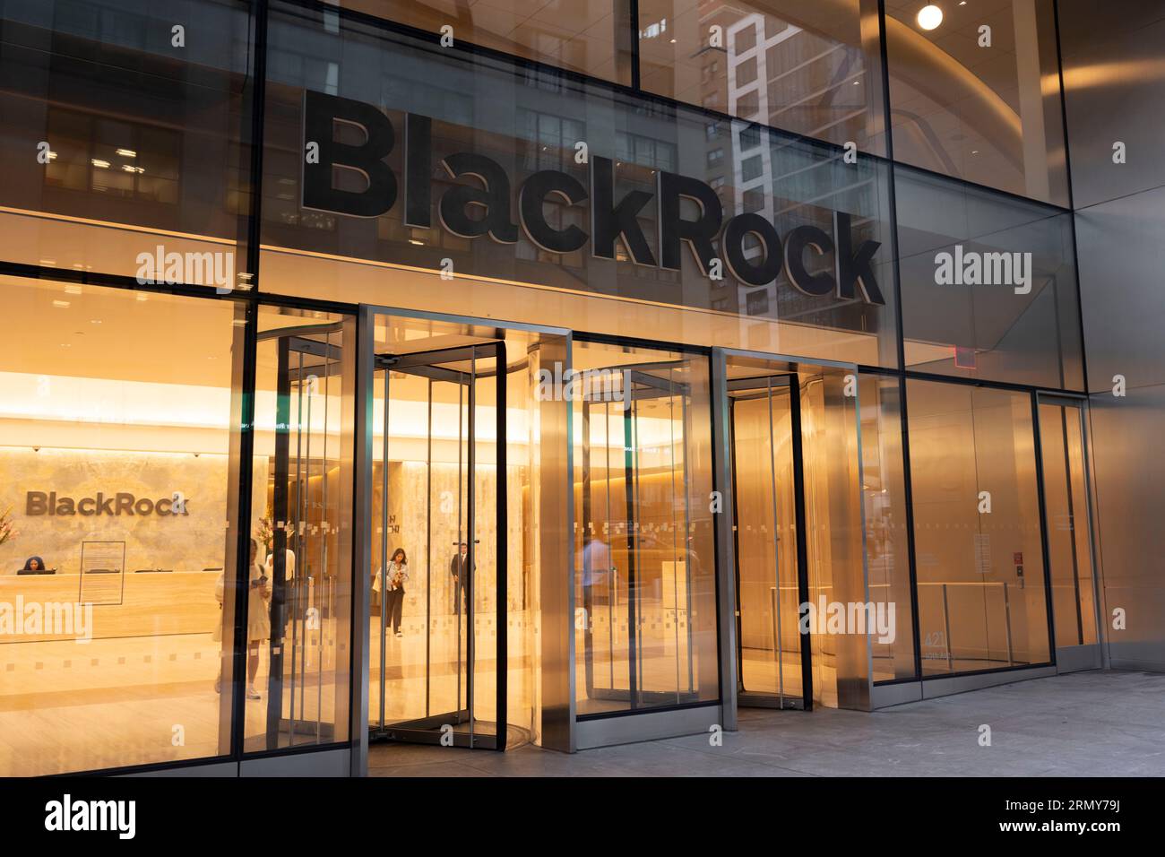 New York, New York, USA. 29. August 2023. BlackRock ist ein Private-Equity-Hedgefonds für Finanzdienstleistungen mit einem verwalteten Vermögen von über 8 Billionen US-Dollar. Das multinationale Unternehmen wurde 1988 von Larry Fink gegründet und ist Teil der „Big Three“-Vermögensverwaltungen an der Wall Street. IShares ist eine ETF-Tochtergesellschaft, und das Unternehmen wurde von Kritikern kritisiert, die amerikanische Krise der Erschwinglichkeit von Wohnraum durch den Kauf großer Schwaden von Einfamilienhäusern angeheizt haben, um die Amerikaner zur Miete zu zwingen, indem sie Geld verwenden, das durch die quantitative EA der Federal Reserve gewonnen wurde Stockfoto