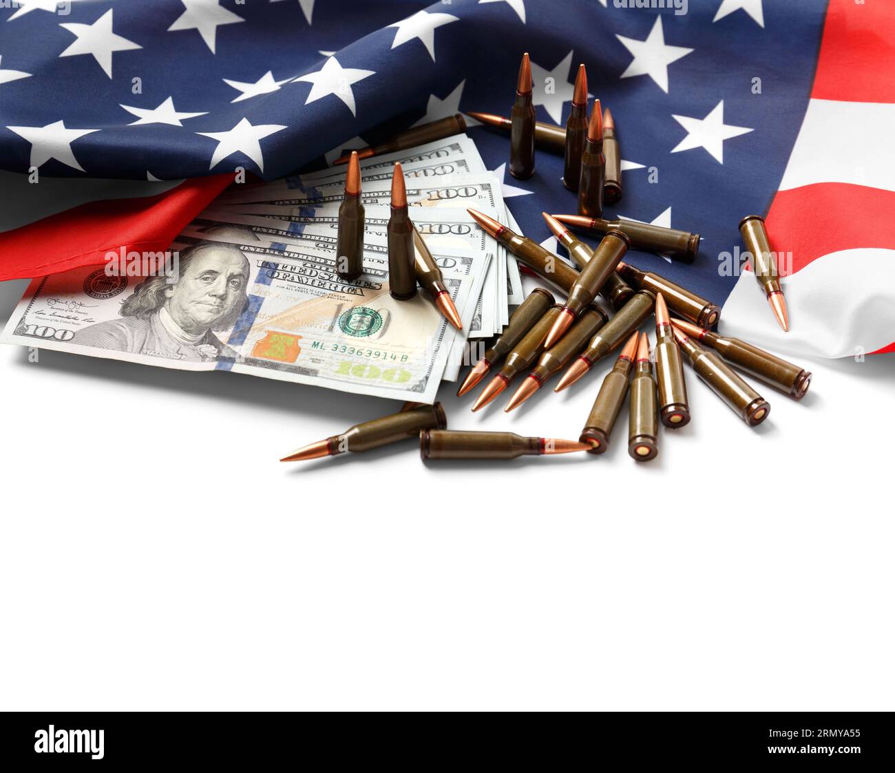 Amerikanische Flagge, Dollar, Kugeln, Muscheln, Patronen, Munition auf weißem Hintergrund. Das Konzept der Verleihvermietung, der Armee, des Waffenverkaufs. Militärindustrie Stockfoto