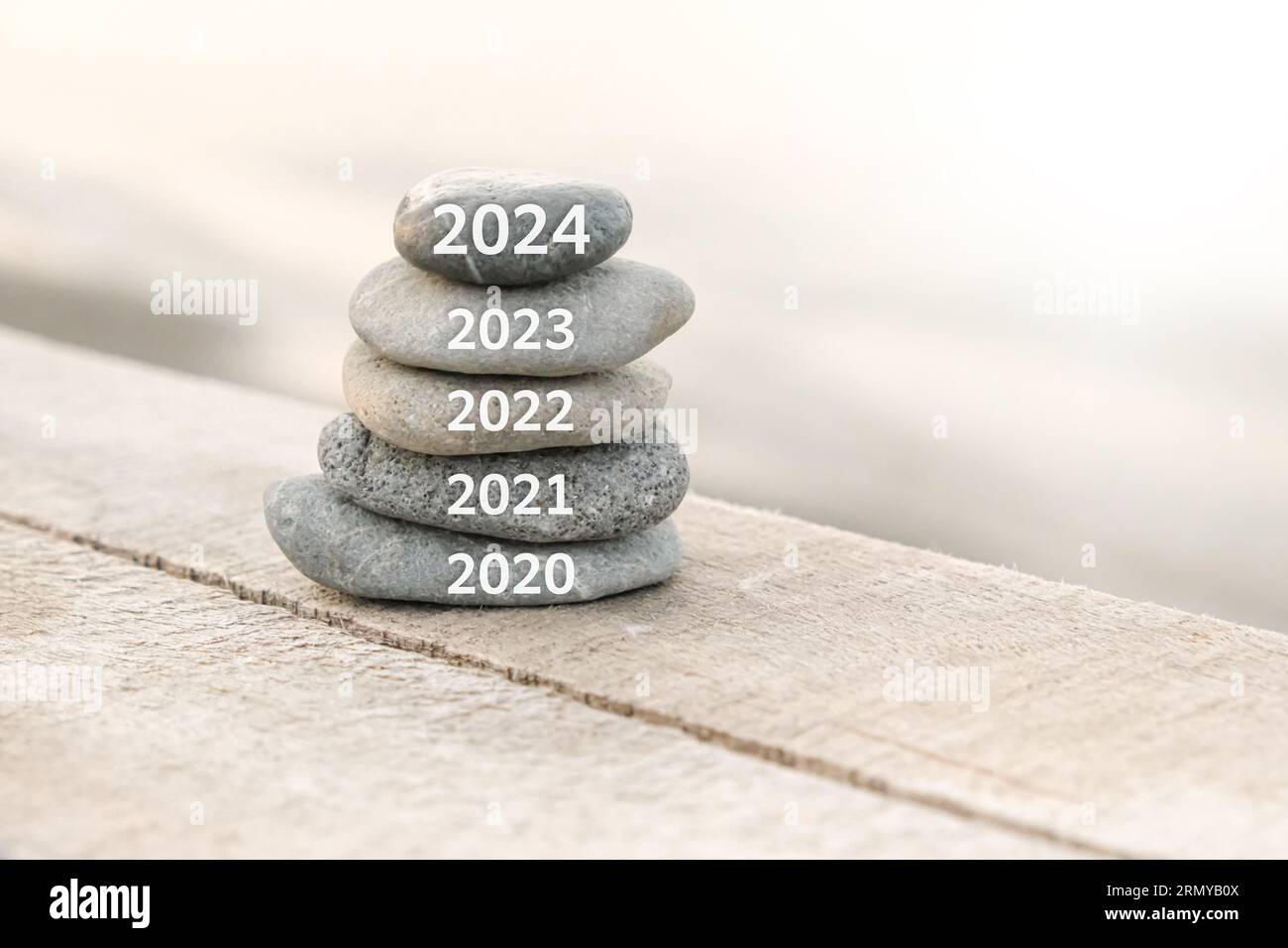 Frohes neues Jahr, 2024 ersetzt altes 2023. Das neue Jahr 2024 steht vor der Konzeptidee am Strand. Kreatives Foto kann als Display, gedruckte Leinwand oder Web verwendet werden Stockfoto