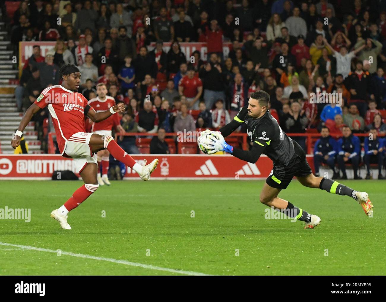 Nottingham, Großbritannien. 30. August 2023. Arijanet Muric (Burnley Goalkeeper) erzielt eine entscheidende Rettung vor einem Treffer von 17 Alex Mighten (Nottingham Forrest) in den sterbenden Minuten des Spiels, während des EFL Carabao Cup Second Round North Match zwischen Nottingham Forest und Burnley am City Ground, Nottingham, England am 30. August 2023. Foto von Mark Dunn. Nur redaktionelle Verwendung, Lizenz für kommerzielle Nutzung erforderlich. Keine Verwendung bei Wetten, Spielen oder Veröffentlichungen eines einzelnen Vereins/einer Liga/eines einzelnen Spielers. Credit: UK Sports Pics Ltd/Alamy Live News Stockfoto