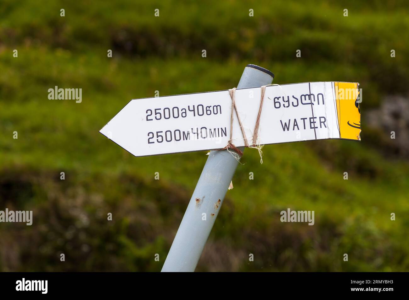 Entlang der Wanderwege von Tusheti gibt es viele Quellen mit gutem Trinkwasser, Georgien Stockfoto