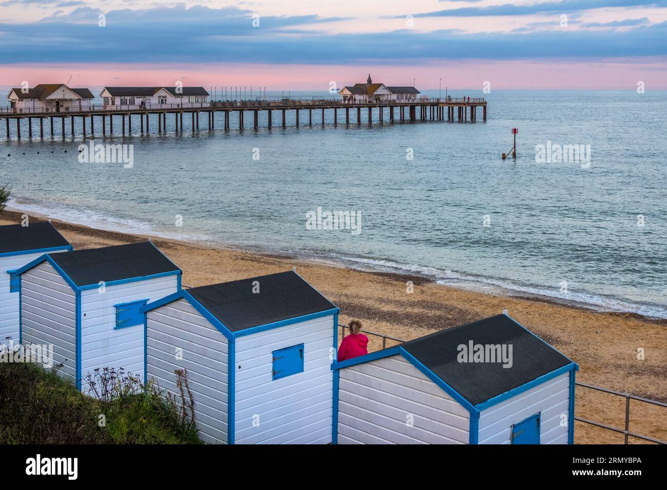 Southwold Pier und Strandhütten am Abend. Southwold, Suffolk, Großbritannien Stockfoto