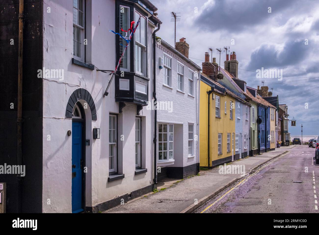 East Street, Southwold, Suffolk, Großbritannien. Regenwolken deuten darauf hin, dass Regen unmittelbar bevorsteht. Stockfoto