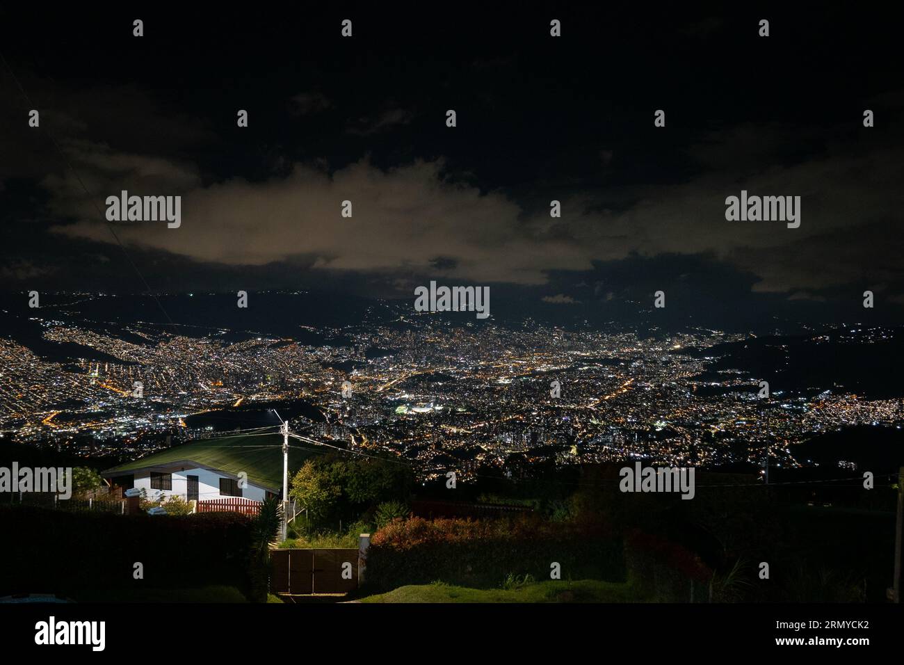 Nächtlicher Blick auf Medellin, Kolumbien mit wolkenlosem Himmel Stockfoto