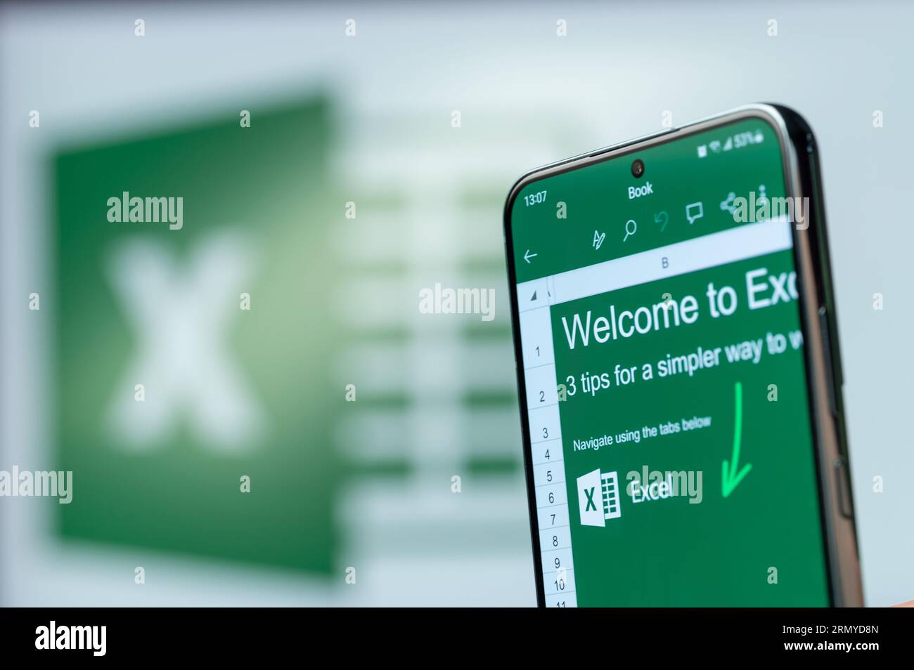 New York, USA - 20. August 2023: Lernen, wie man Microsoft Excel Mobile auf einem Smartphone-Bildschirm mit verschwommenem Logo-Hintergrund verwendet Stockfoto