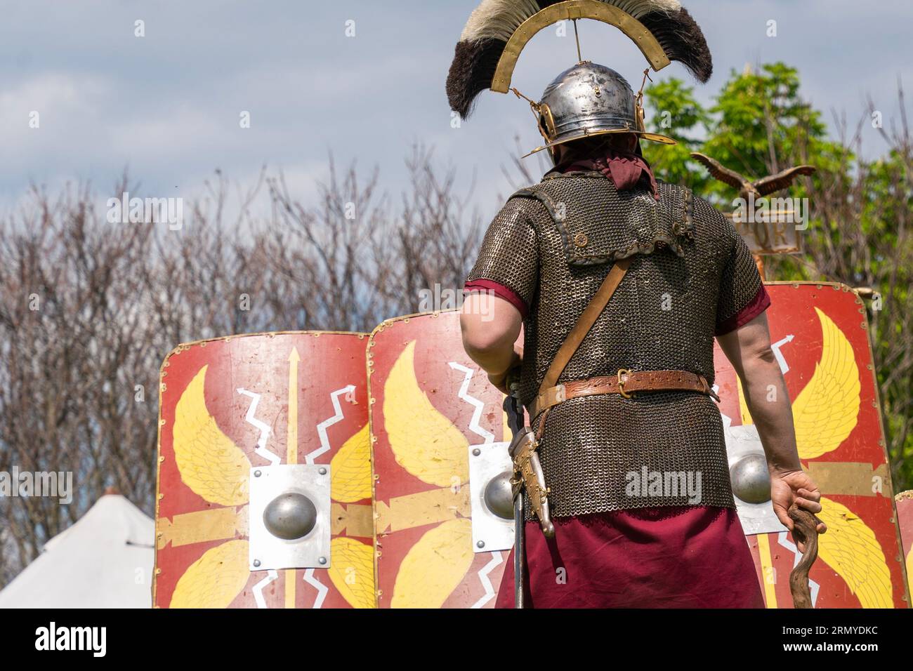 Ein römischer Centurion inspiziert die Schildmauer seiner Legionäre Stockfoto