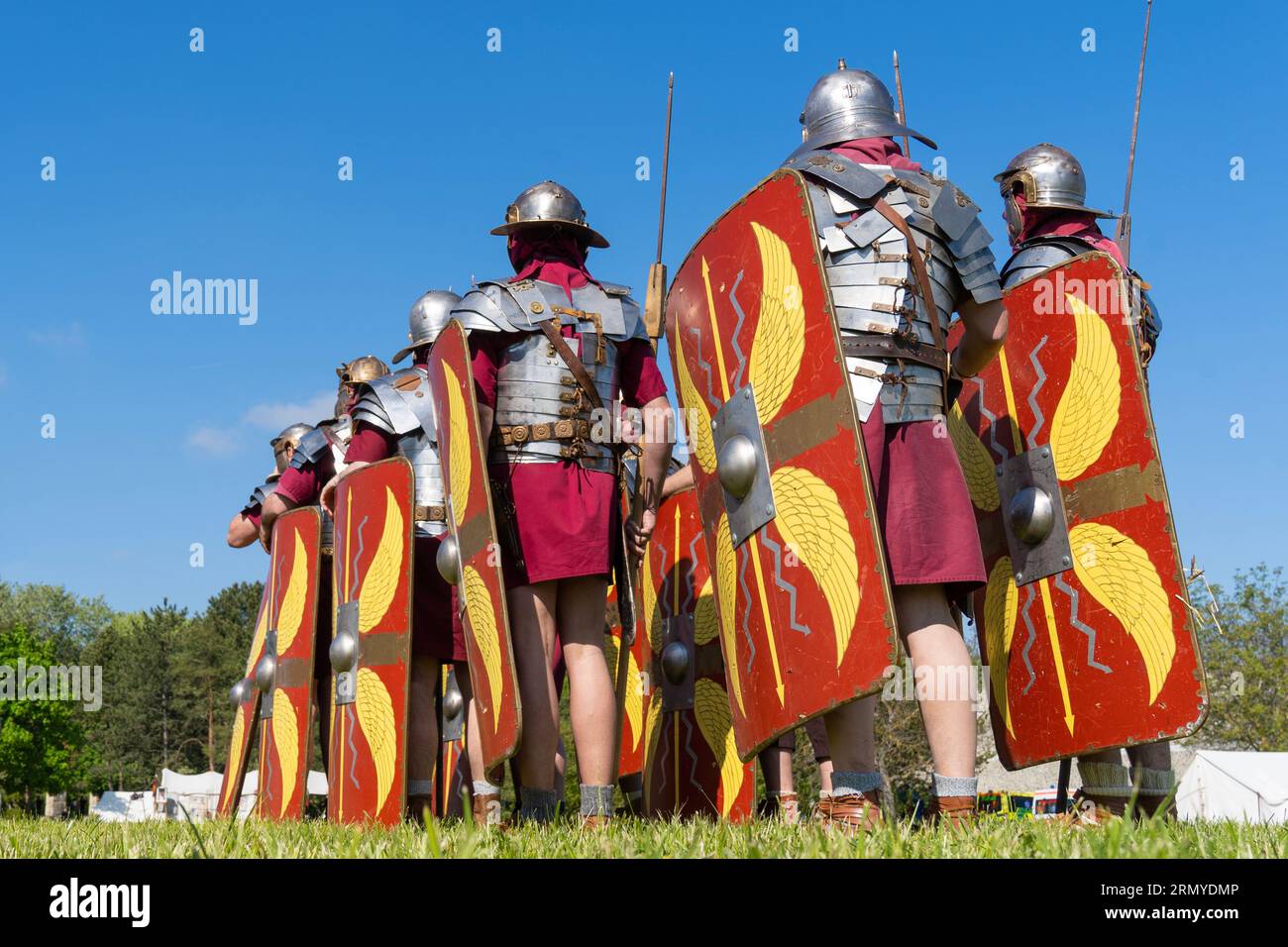 Römische Legionäre in voller Rüstung in Formation angeordnet Stockfoto