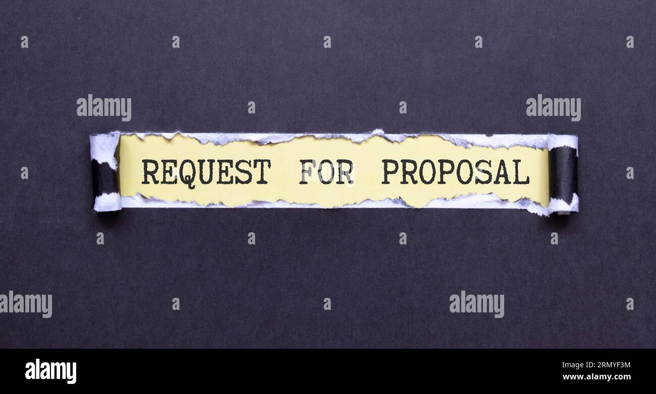 Weiße Tastatur mit Holzhintergrund und Taschenrechner. Papier mit Text „Antrag auf Vorschlag“ Stockfoto