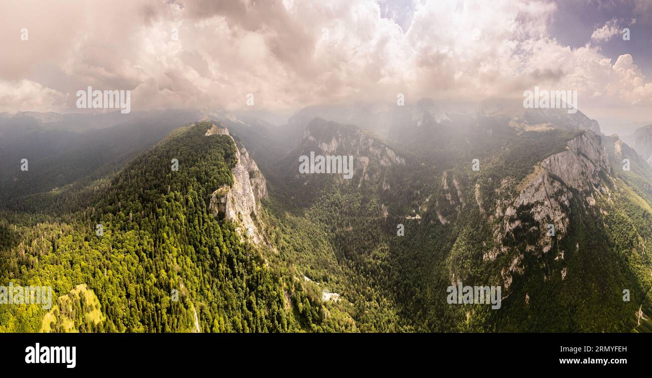 Balkan Luftgebirge Panorama mit Wolken und grünen Wäldern, Maglic, Bosnien und Herzegowina Stockfoto