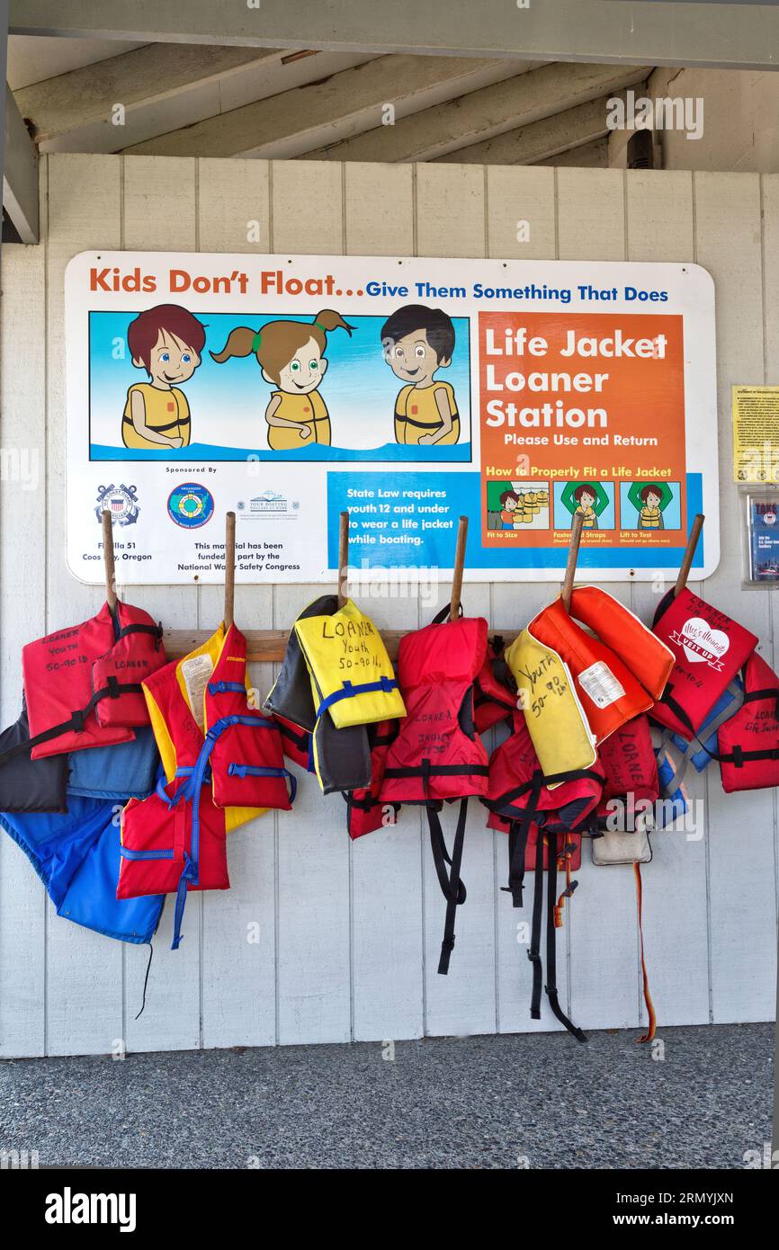 Life Preserver Loaner Station, Charleston Harbor, National Water Safety, State Law verlangt, dass Jugendliche bis 12 Jahre beim Bootfahren eine Schwimmweste tragen. Stockfoto