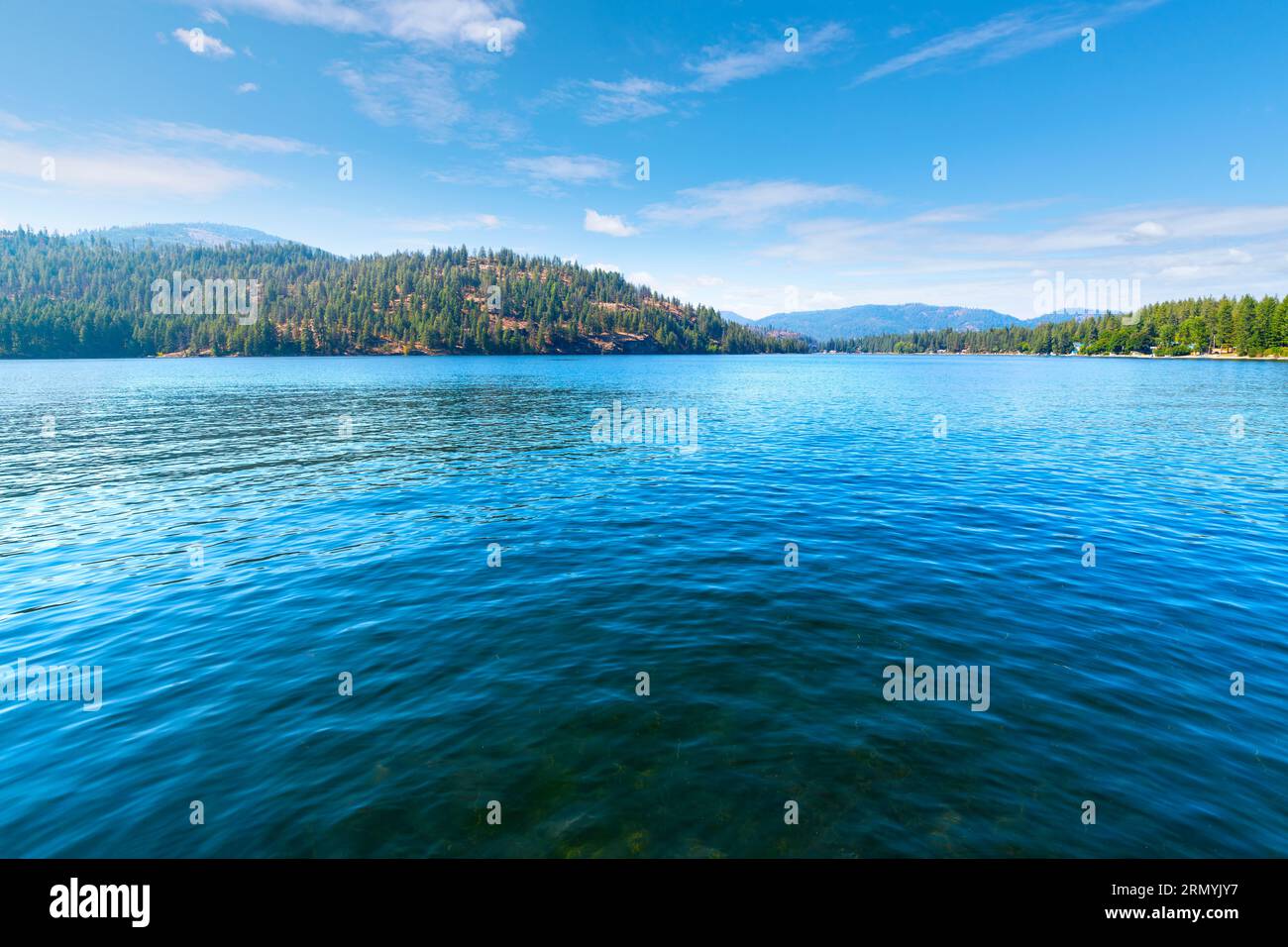 Lower Twin Lake, ein kleiner See in der Nähe von Coeur d'Alene in der ländlichen Stadt Twin Lakes, Idaho, im Nordwesten der USA. Stockfoto