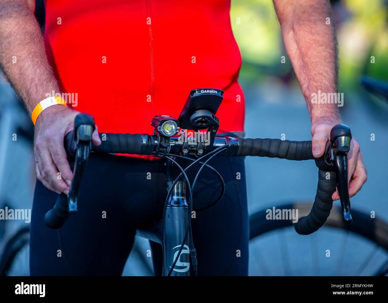 Radfahrer mit Handbremse und Blick auf einen Radcomputer Stockfoto