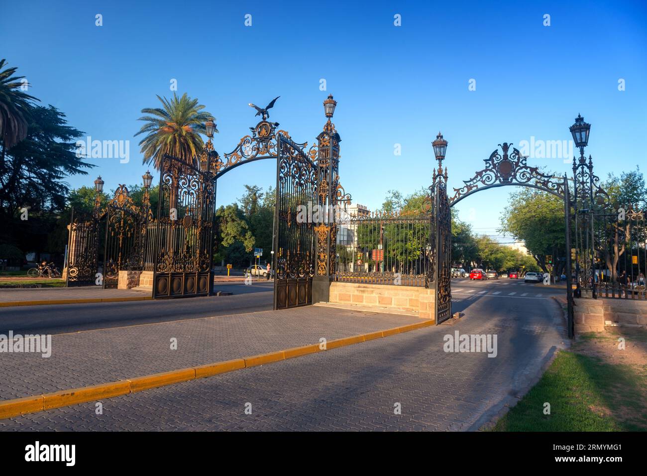 Haupteingang Tore des berühmten General San Martin Park in der Stadt Mendoza, Argentinien, dekoriert mit Wappen und Kondor mit weit gestreckten Flügeln Stockfoto